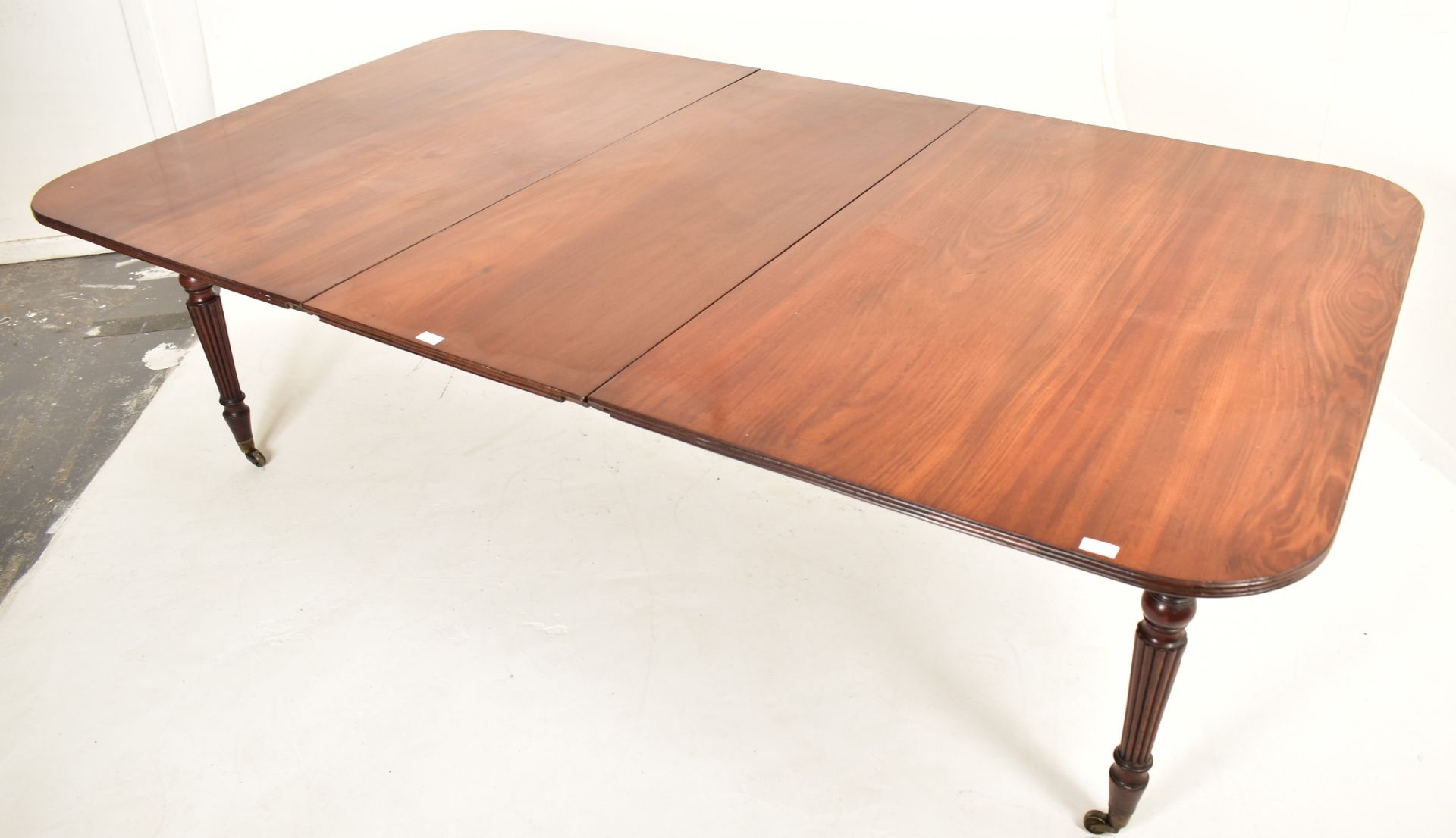 MORGAN & SANDERS - 19TH CENTURY MAHOGANY DINING TABLE - Image 3 of 7