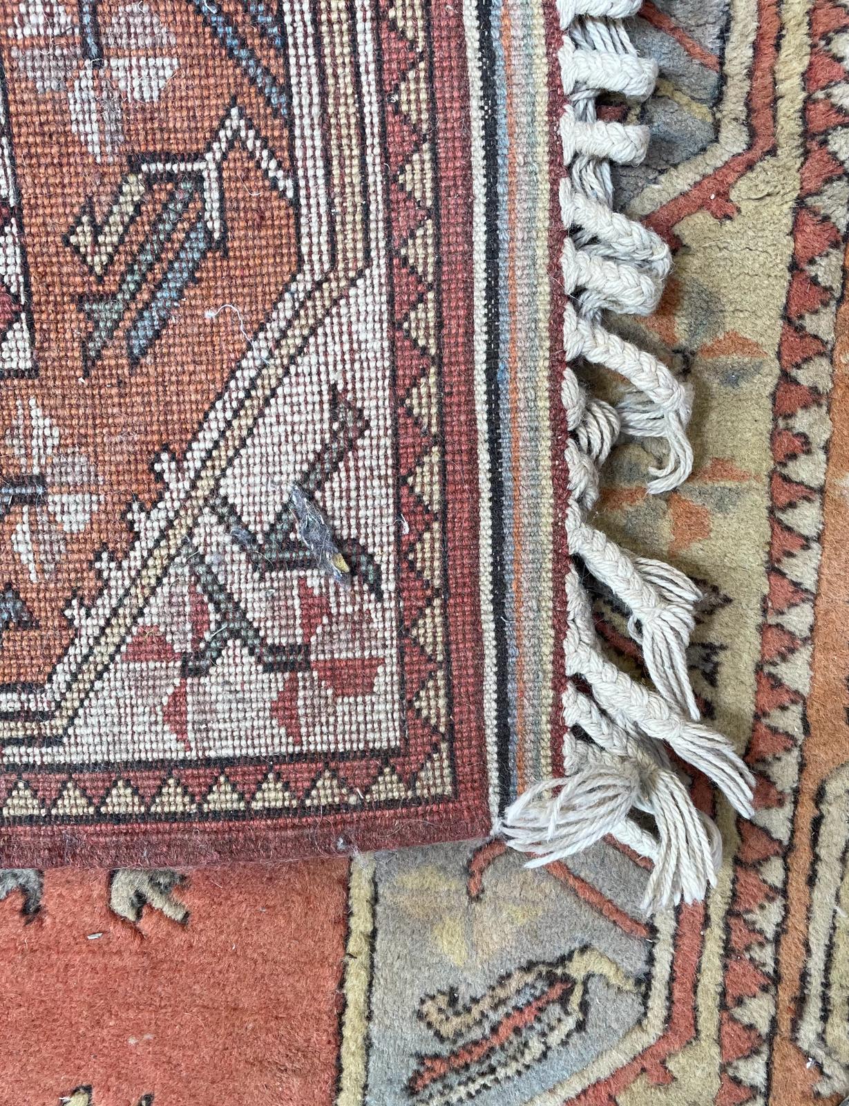 20TH CENTURY TURKISH MILAS MACHINE WOVEN WOOLEN RUG - Image 6 of 7