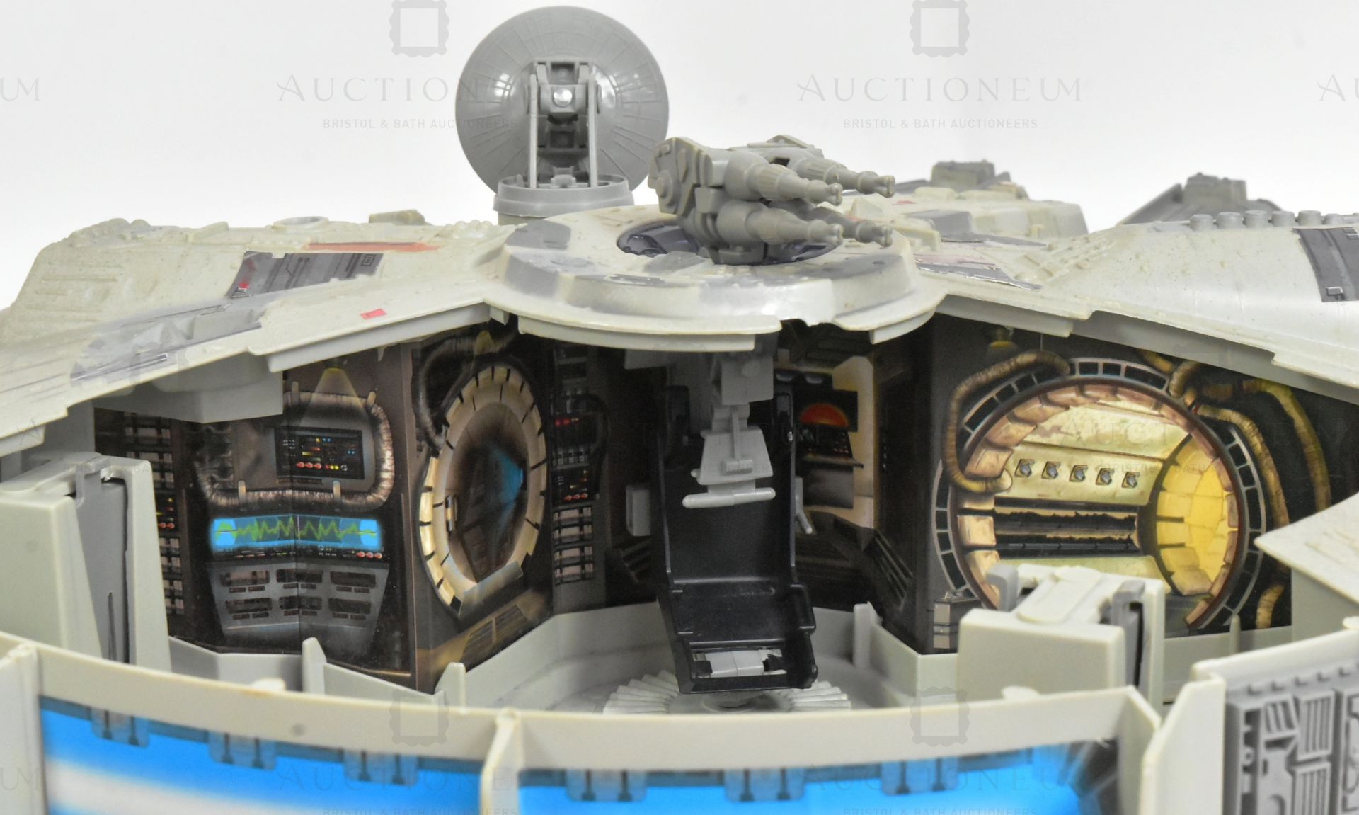 STAR WARS - 1995 KENNER ELECTRONIC MILLENNIUM FALCON - Image 4 of 6