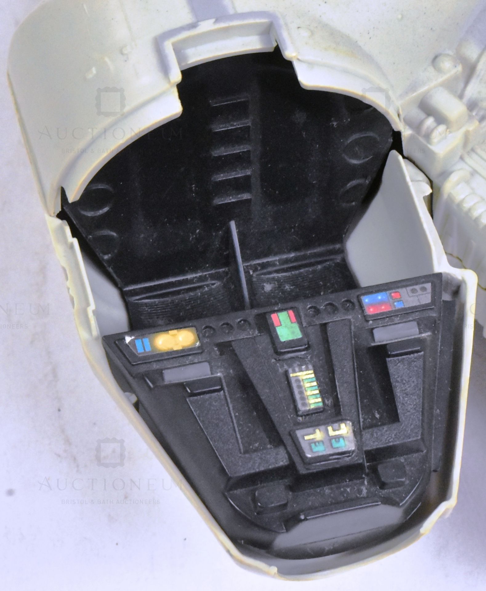 STAR WARS - 1995 KENNER ELECTRONIC MILLENNIUM FALCON - Image 5 of 6