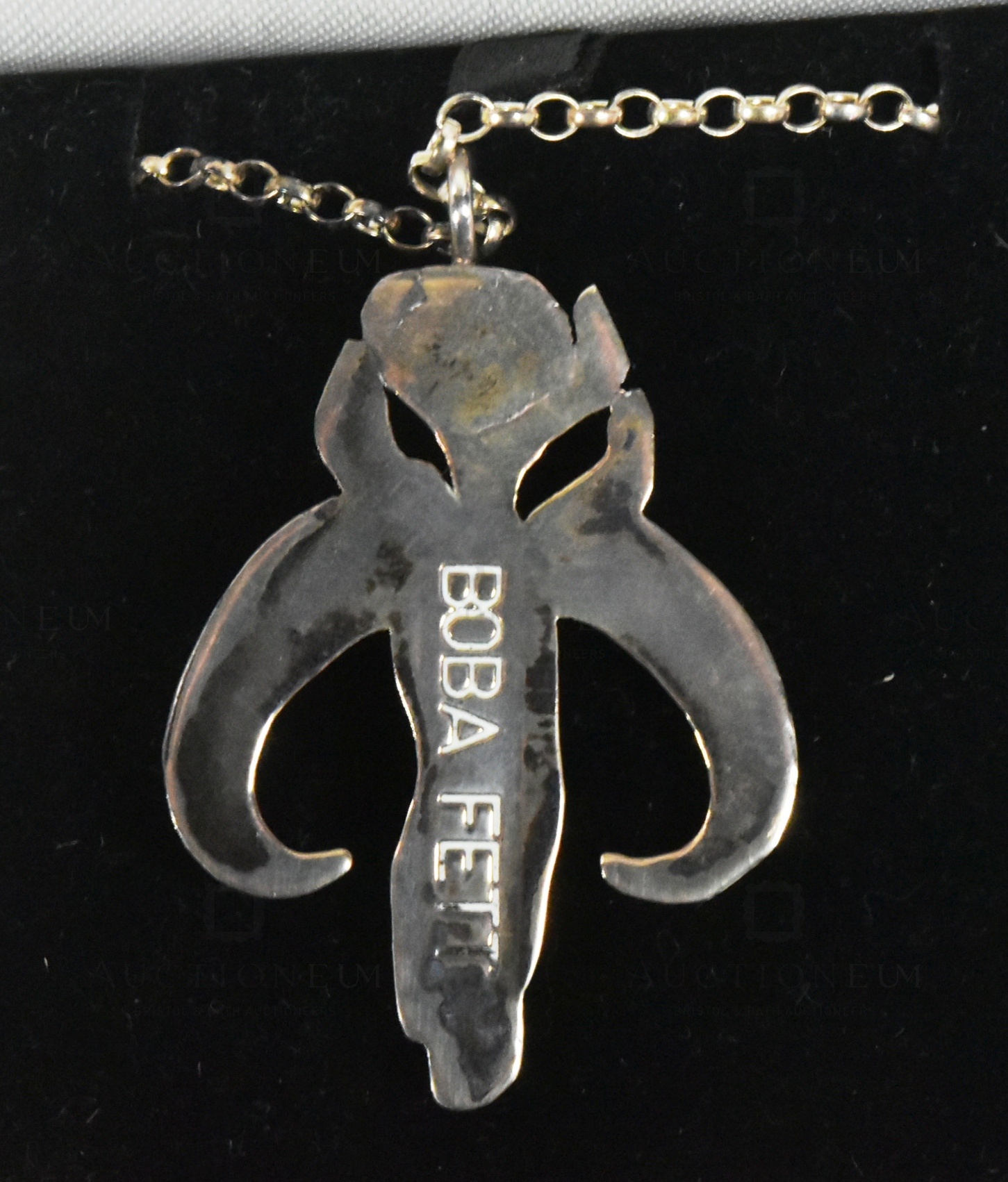 ESTATE OF JEREMY BULLOCH - MANDALORIAN BOBA FETT NECKLACE - Image 3 of 4