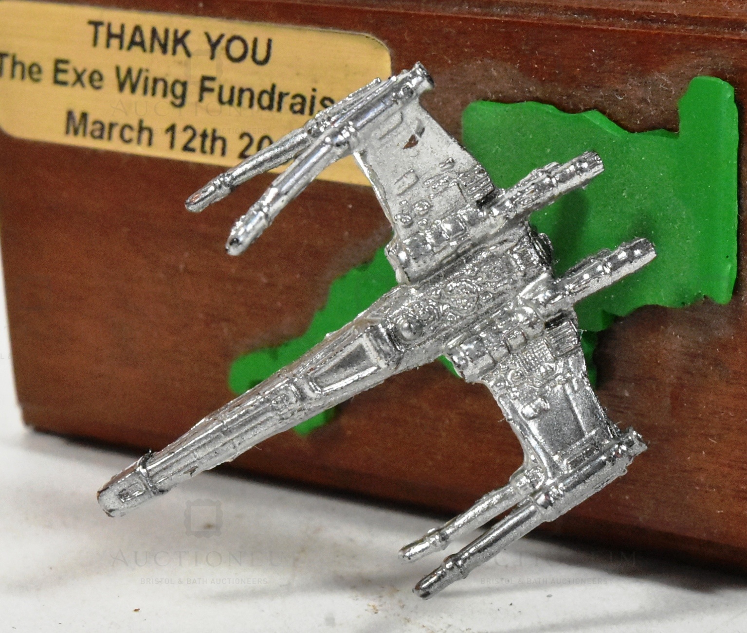 ESTATE OF JEREMY BULLOCH - EXE-WING FUNDRAISER TROPHY - Bild 5 aus 5