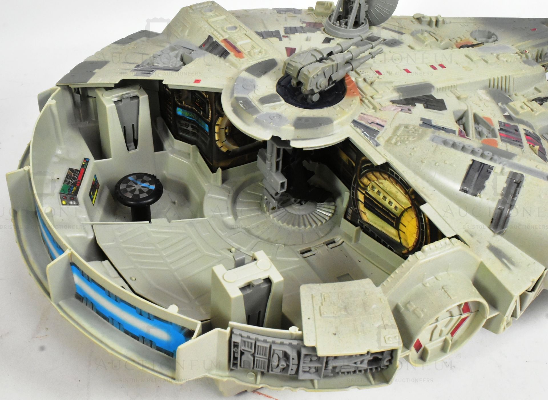 STAR WARS - 1995 KENNER ELECTRONIC MILLENNIUM FALCON - Image 3 of 6