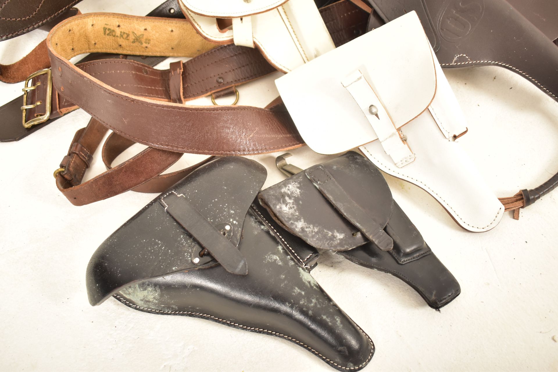 COLLECTION OF ASSORTED GUN / PISTOLS HOLSTERS & BELTS - Bild 2 aus 5