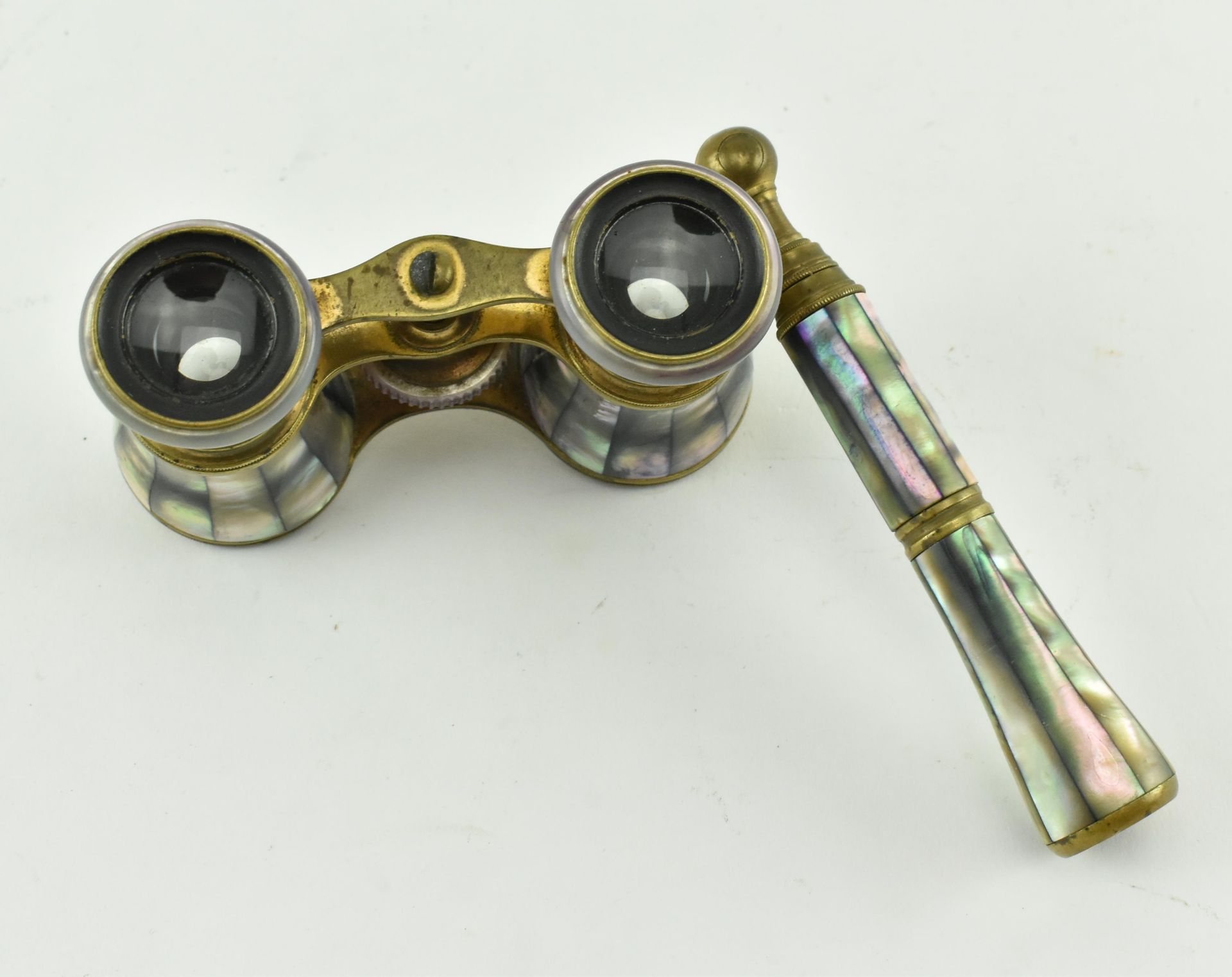 LATE 19TH CENTURY ABALONE AND BRASS PAIR OF OPERA GLASSES - Bild 3 aus 4