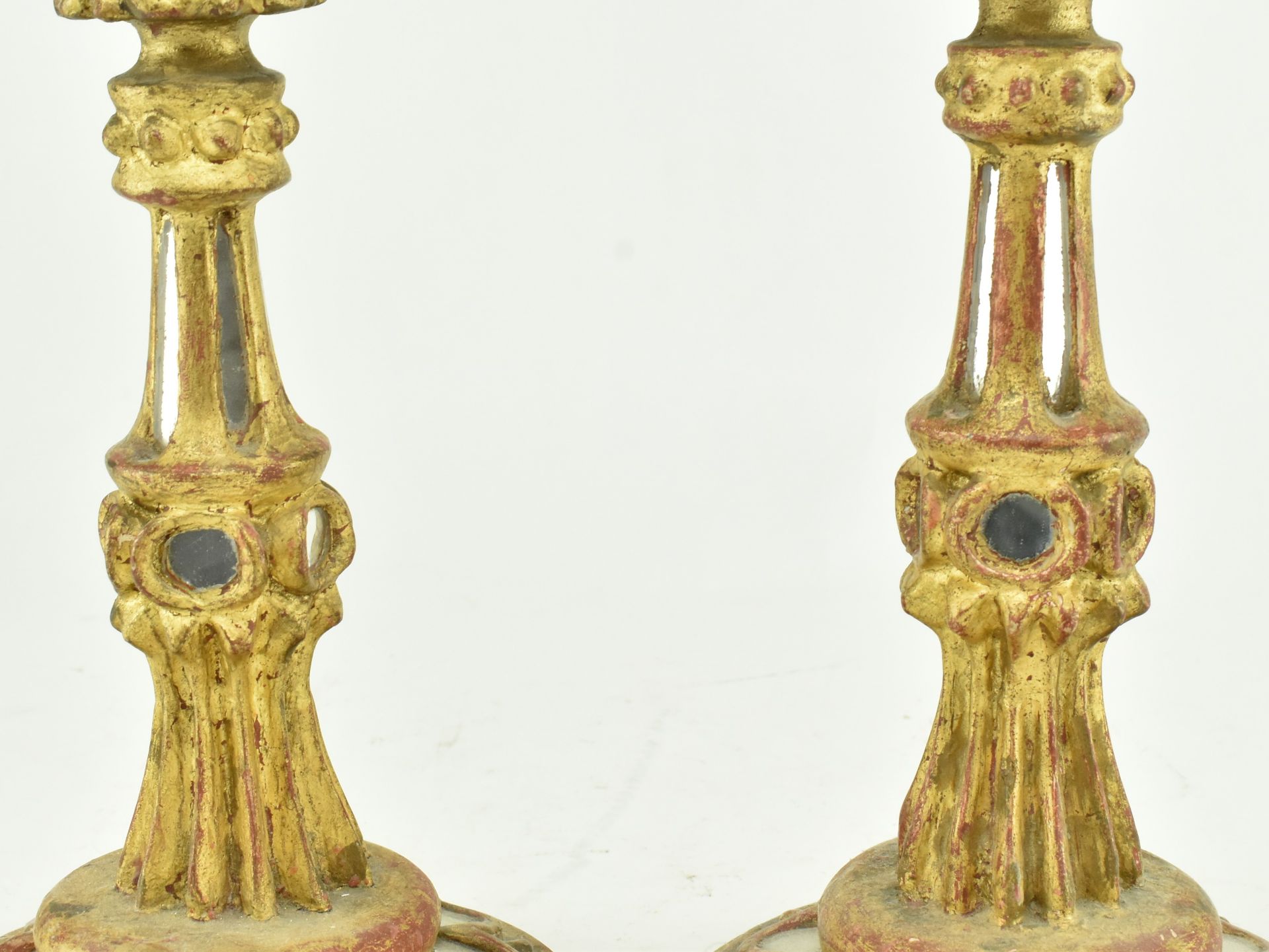 TWO INDIAN STYLE MIRRORED AND GILT WOOD CANDLESTICK HOLDERS - Bild 4 aus 7