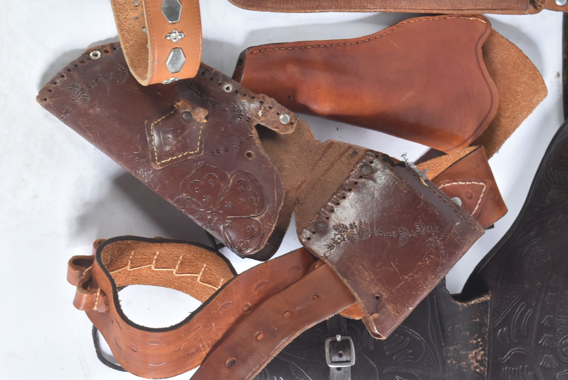 COLLECTION OF ASSORTED LEATHER GUN HOLSTERS - Image 4 of 5