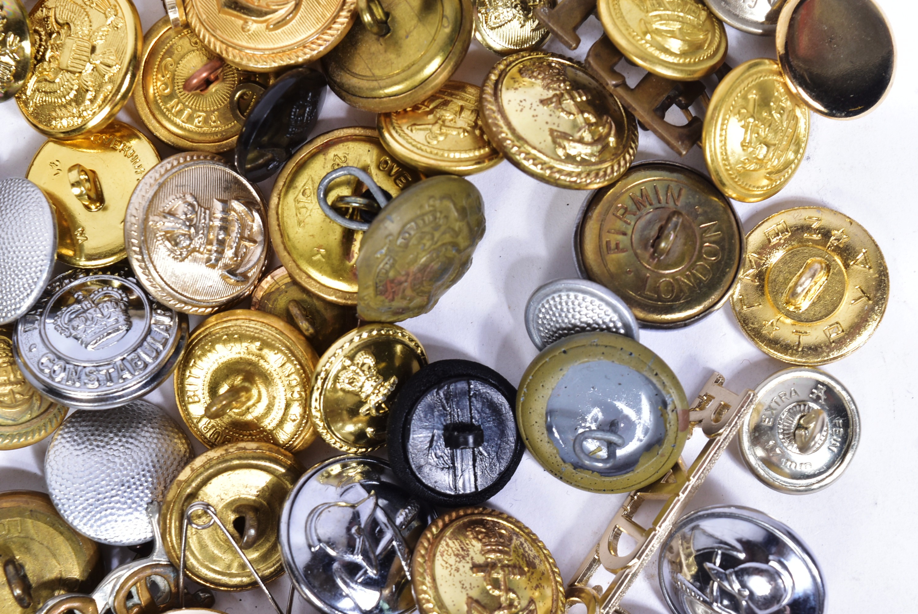 COLLECTION OF ASSORTED MILITARY UNIFORM BUTTONS - Image 5 of 6