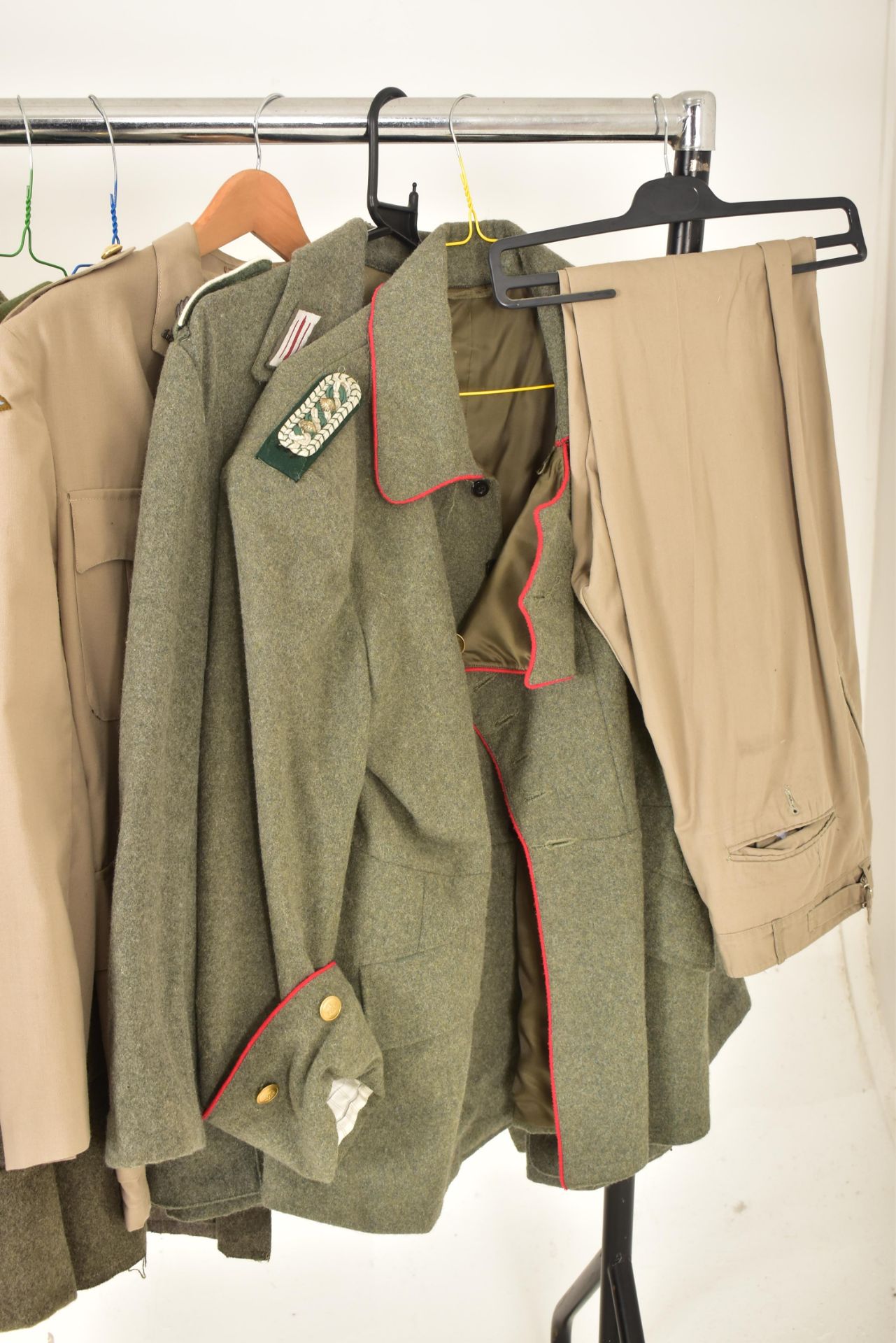 COLLECTION OF ASSORTED MILITARY UNIFORM JACKTES - Bild 5 aus 6