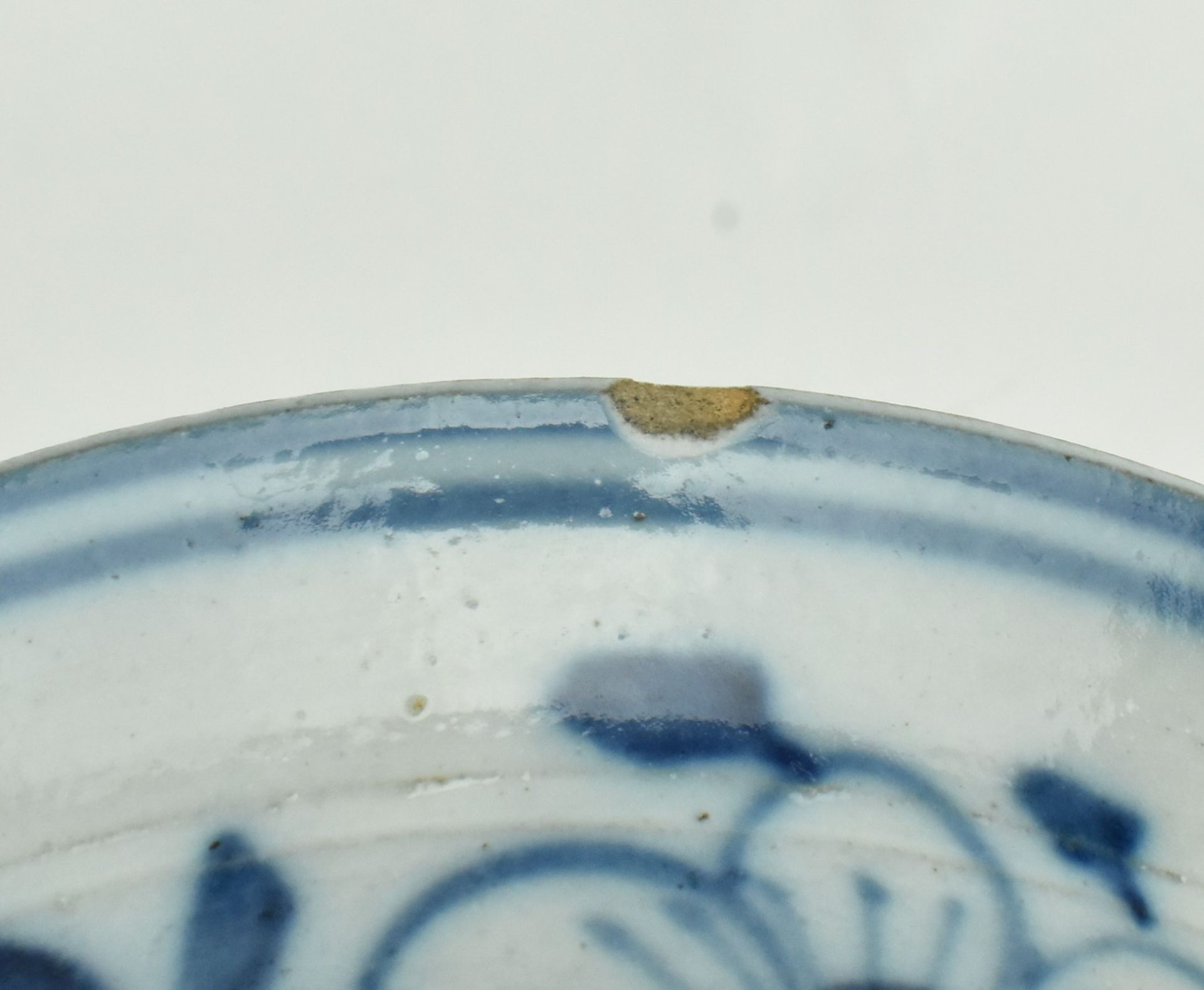 COLLECTION OF TWO CHINESE CERAMIC BOWLS AND A VASE - Image 9 of 9