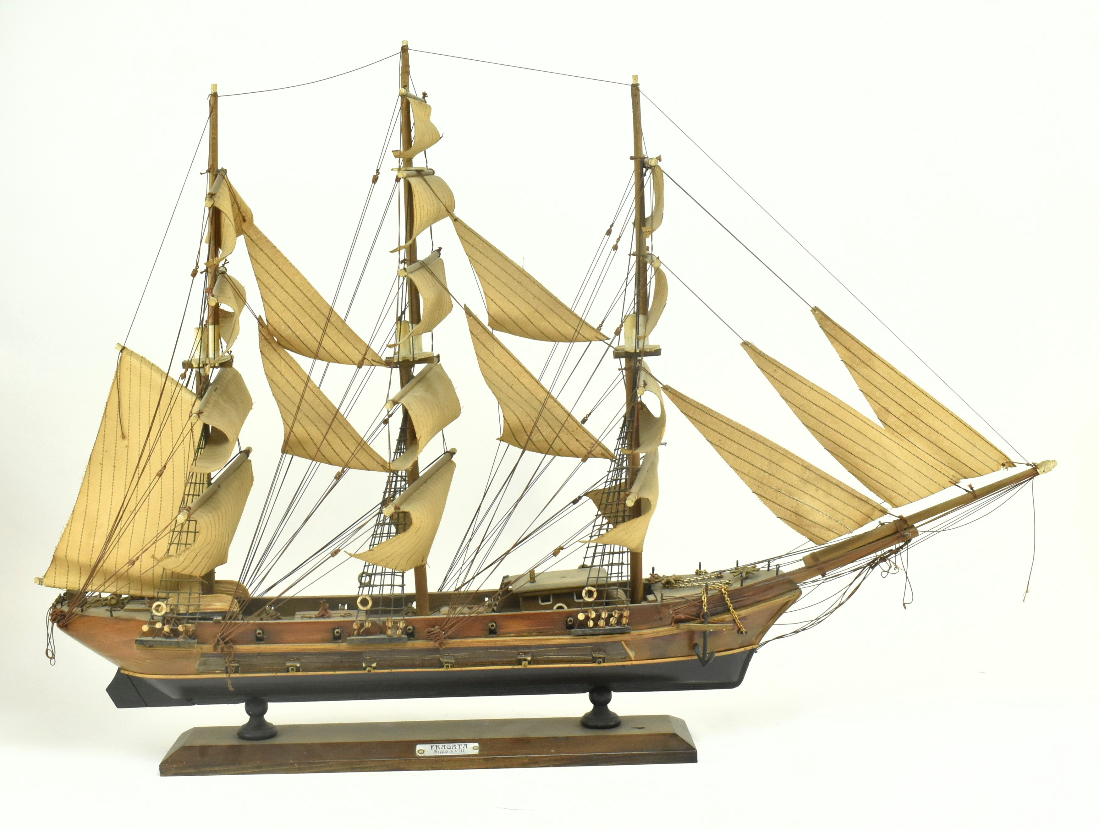 20TH CENTURY WOODEN MODEL SAILING SHIP, FRAGATA