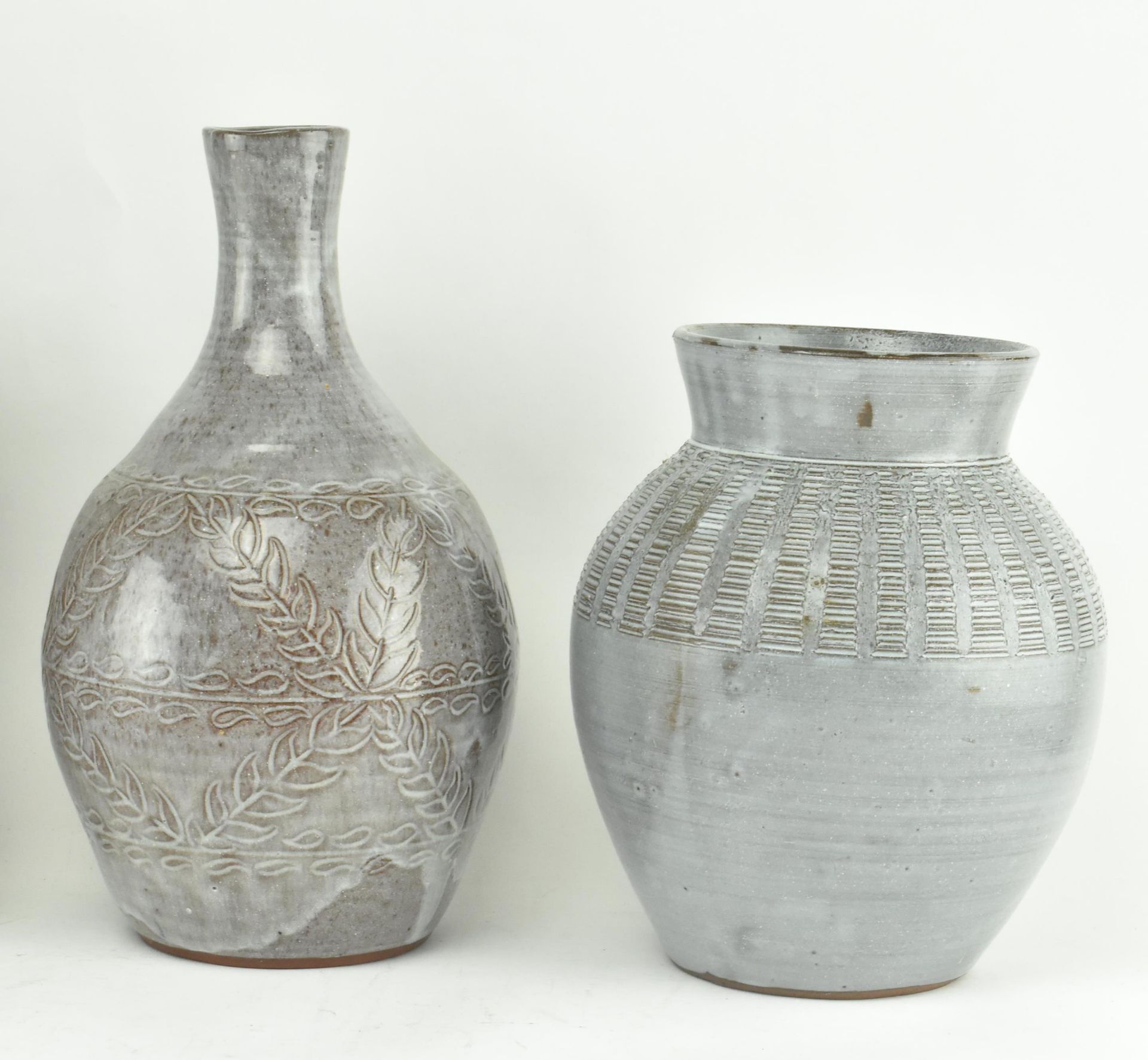 FIVE PIECES OF SLIPWARE STUDIO POTTERY IN GREY GLAZE - Image 4 of 8