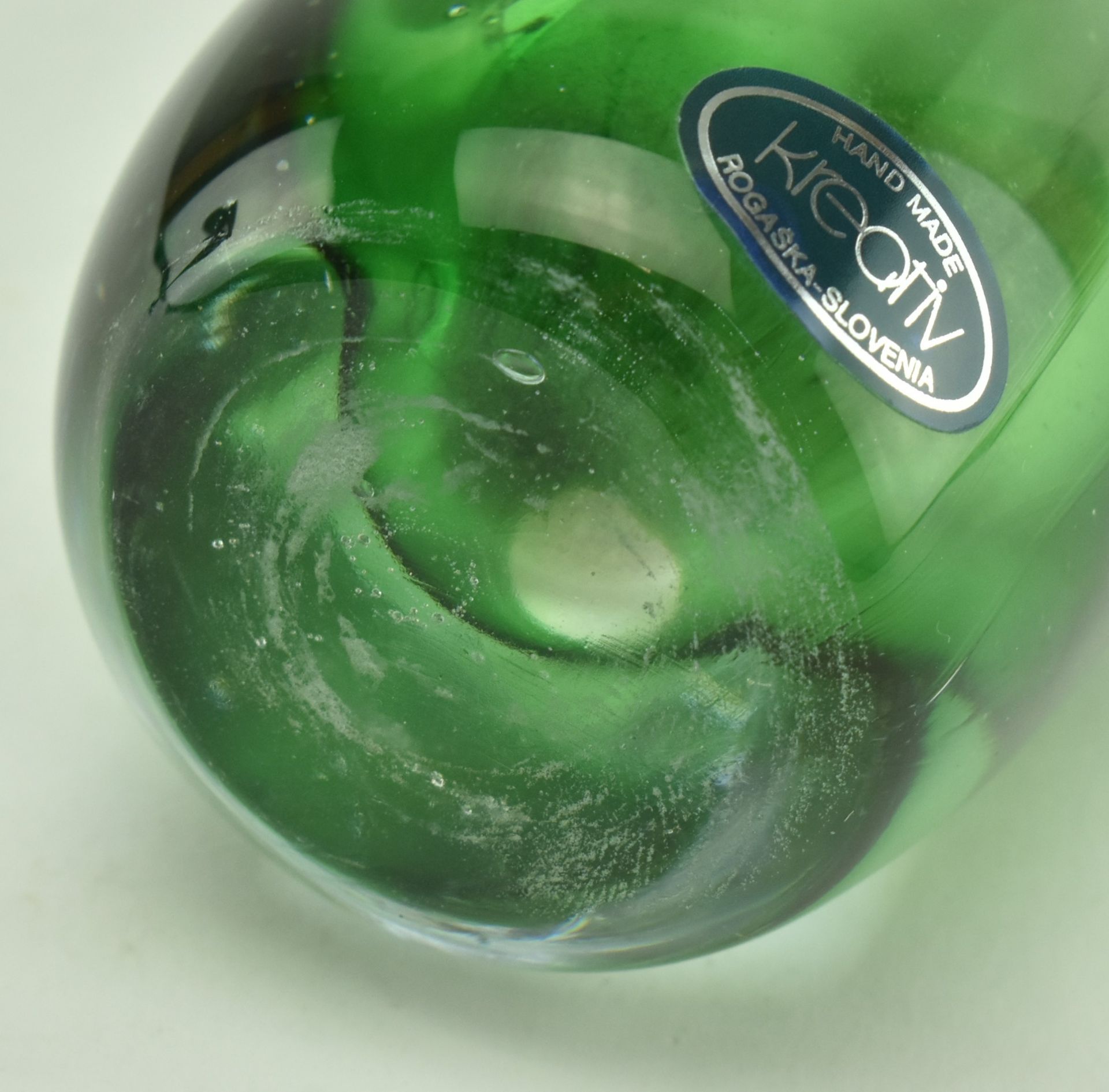 VINTAGE OKRA GLASS PERFUME BOTTLE & A KREATIV GREEN VASE - Image 9 of 9