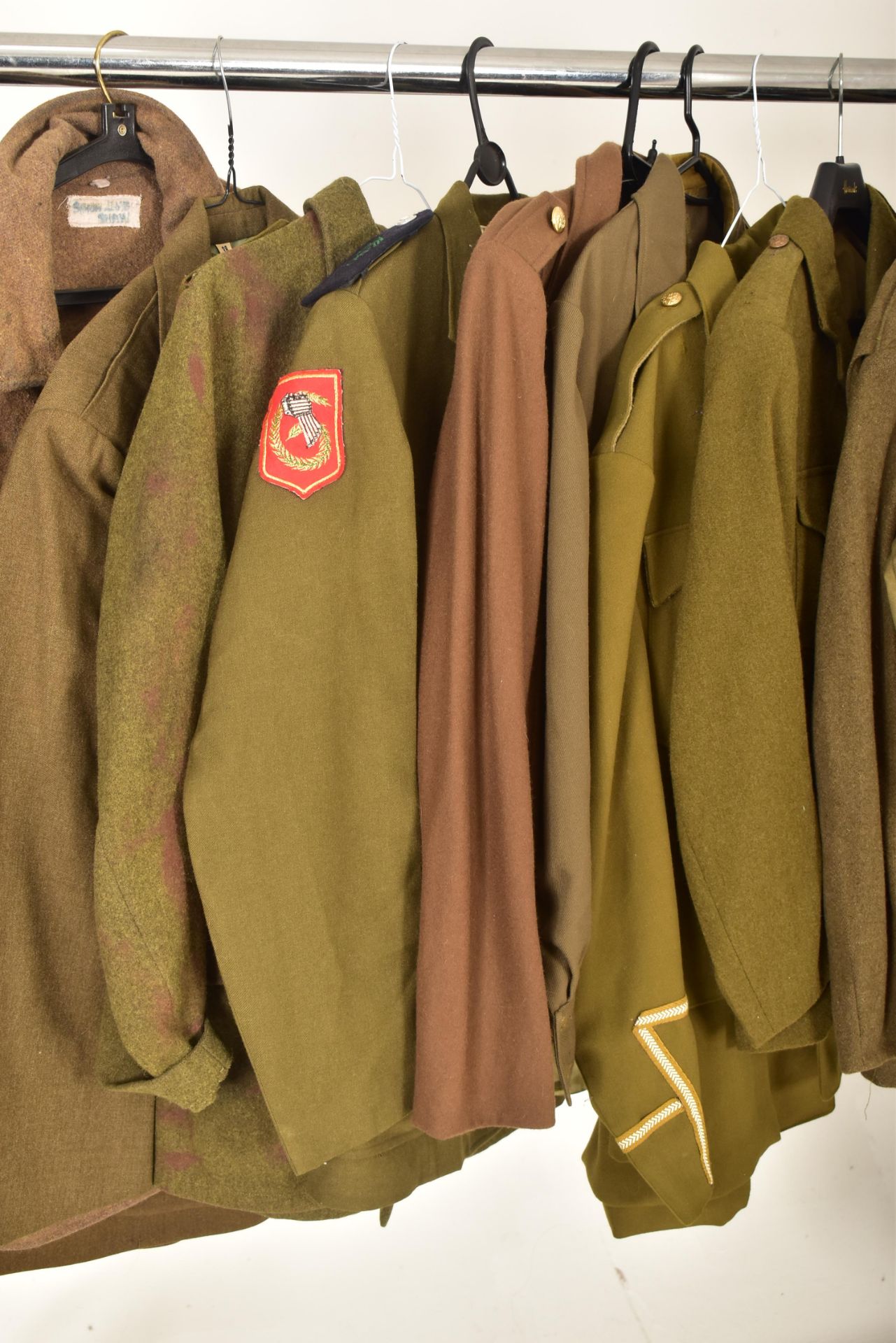 COLLECTION OF BRITISH MILITARY JACKETS / TUNICS WITH TROUSERS - Bild 3 aus 7