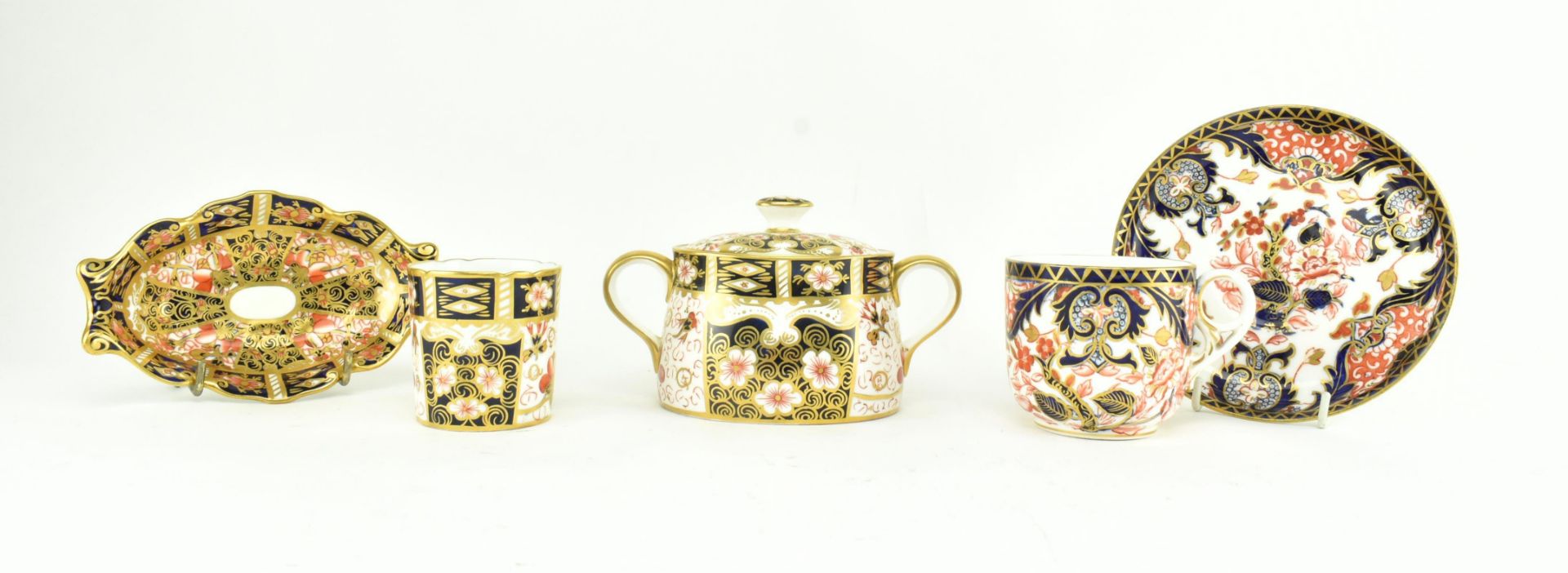 A COLLECTION OF FIVE ROYAL CROWN DERBY FINE BONE CHINA ITEMS