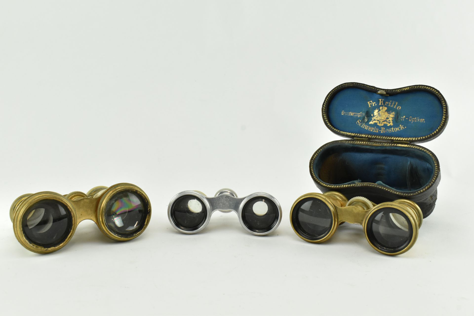 THREE PAIRS OF 19TH CENTURY MOTHER OF PEARL OPERA GLASSES - Bild 2 aus 6