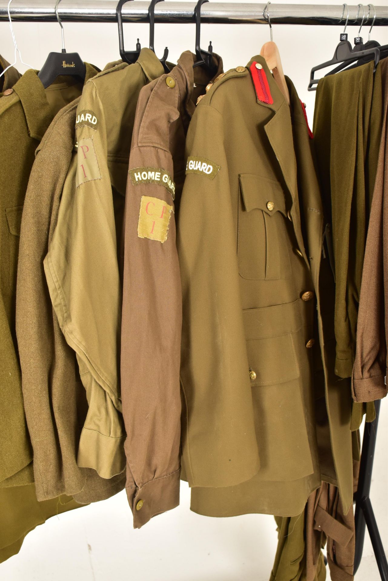 COLLECTION OF BRITISH MILITARY JACKETS / TUNICS WITH TROUSERS - Bild 5 aus 7