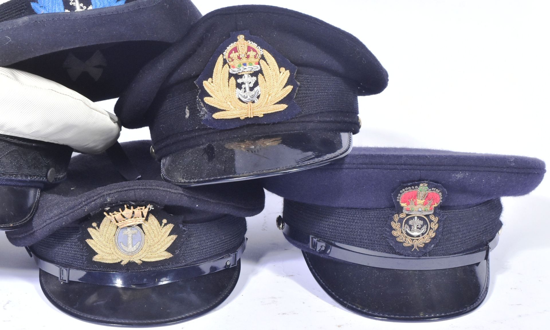 COLLECTION OF ASSORTED ROYAL NAVY PEAKED HAT VISORS - Bild 4 aus 5