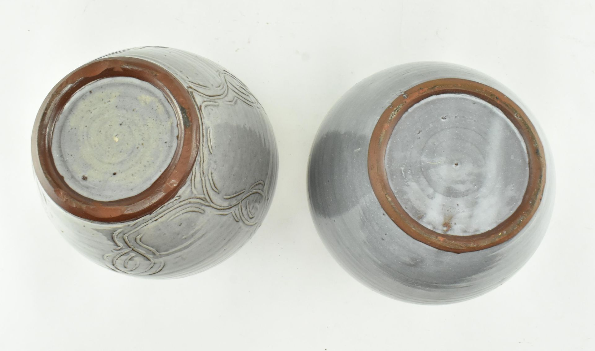 FIVE PIECES OF SLIPWARE STUDIO POTTERY IN GREY GLAZE - Image 8 of 8