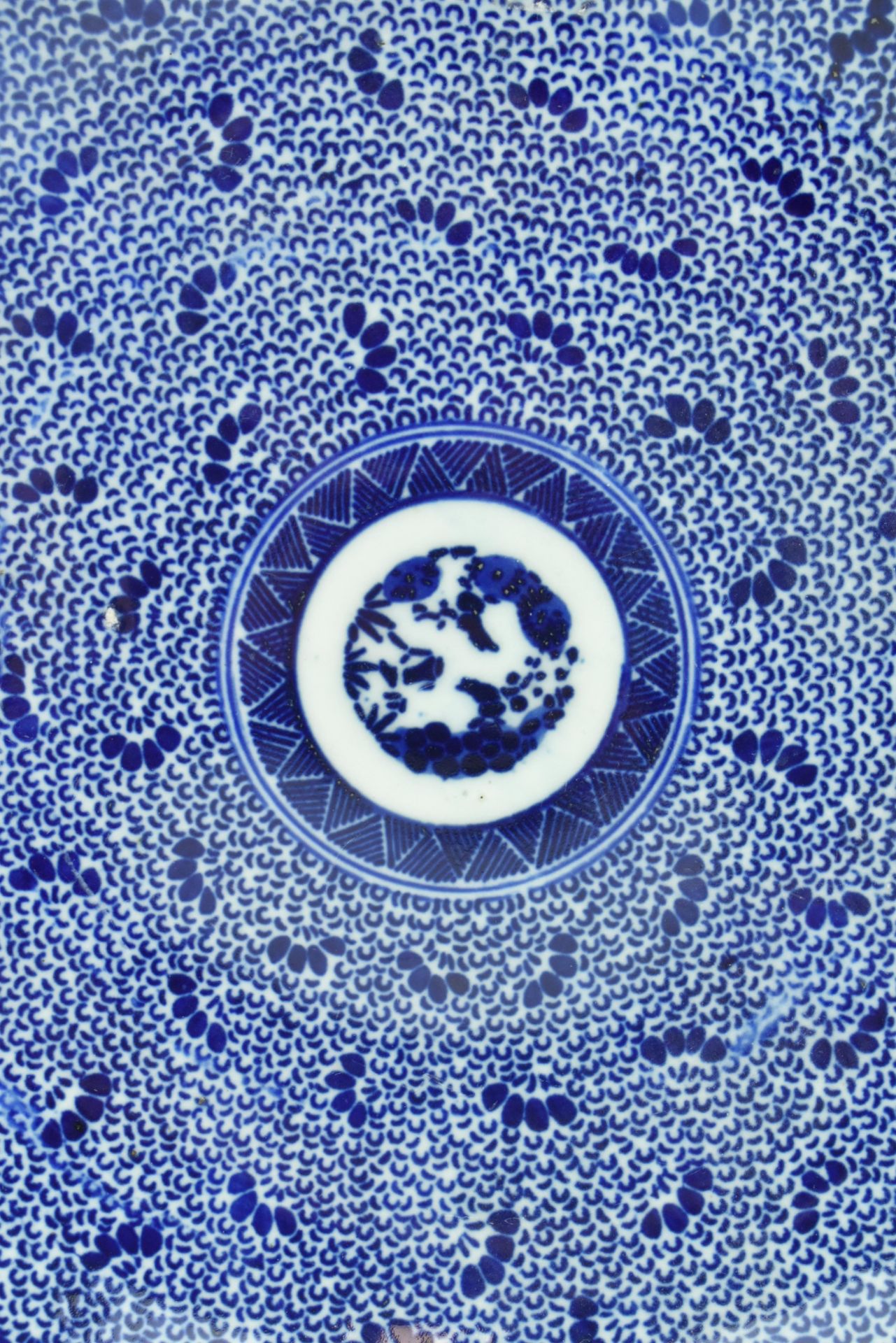 19TH CENTURY ARITA TRANSFERWARE PORCELAIN CHARGER PLATE - Bild 2 aus 4