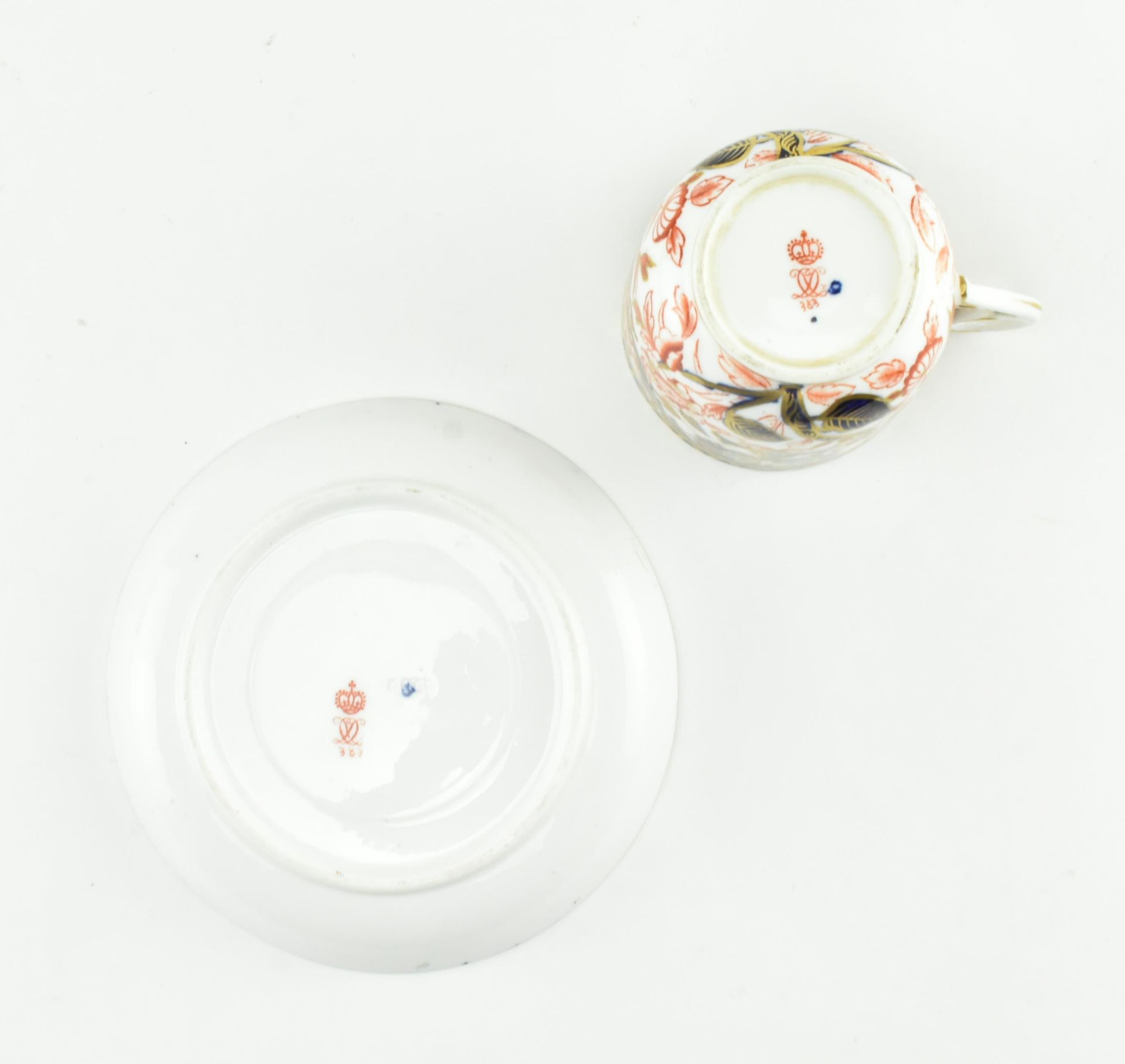 A COLLECTION OF FIVE ROYAL CROWN DERBY FINE BONE CHINA ITEMS - Image 4 of 11