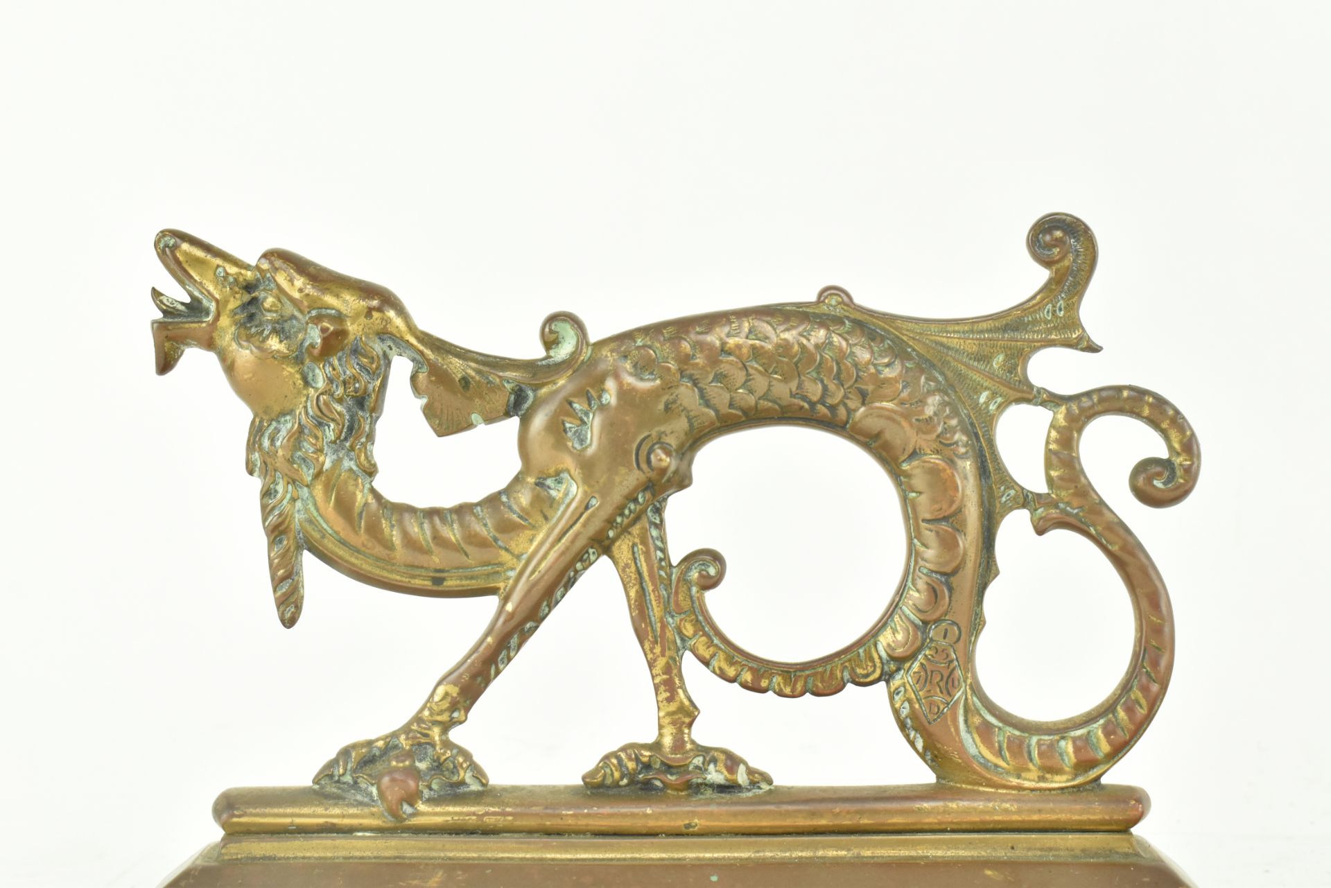 PAIR OF VICTORIAN BRASS DRAGON FIRE DOGS - Bild 3 aus 5