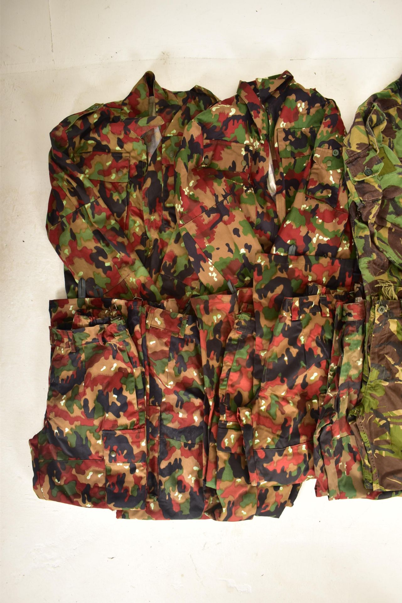 LARGE COLLECTION OF CAMOUFLAGE MILITARY / HUNTING UNIFORMS - Bild 2 aus 4