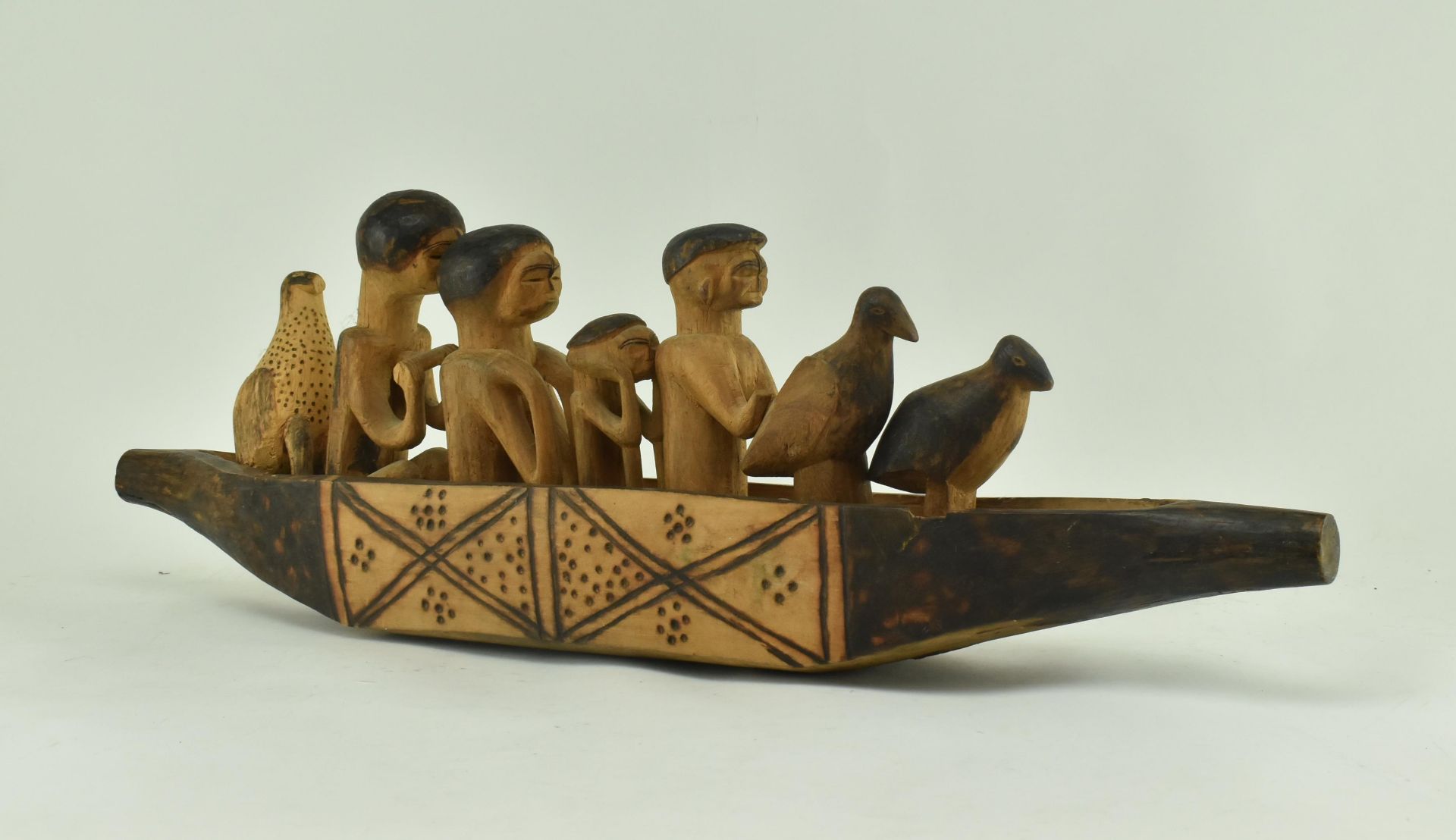 AFRICAN TRIBAL CARVED WOODEN SHIP WITH PEG SAILORS - Bild 2 aus 7