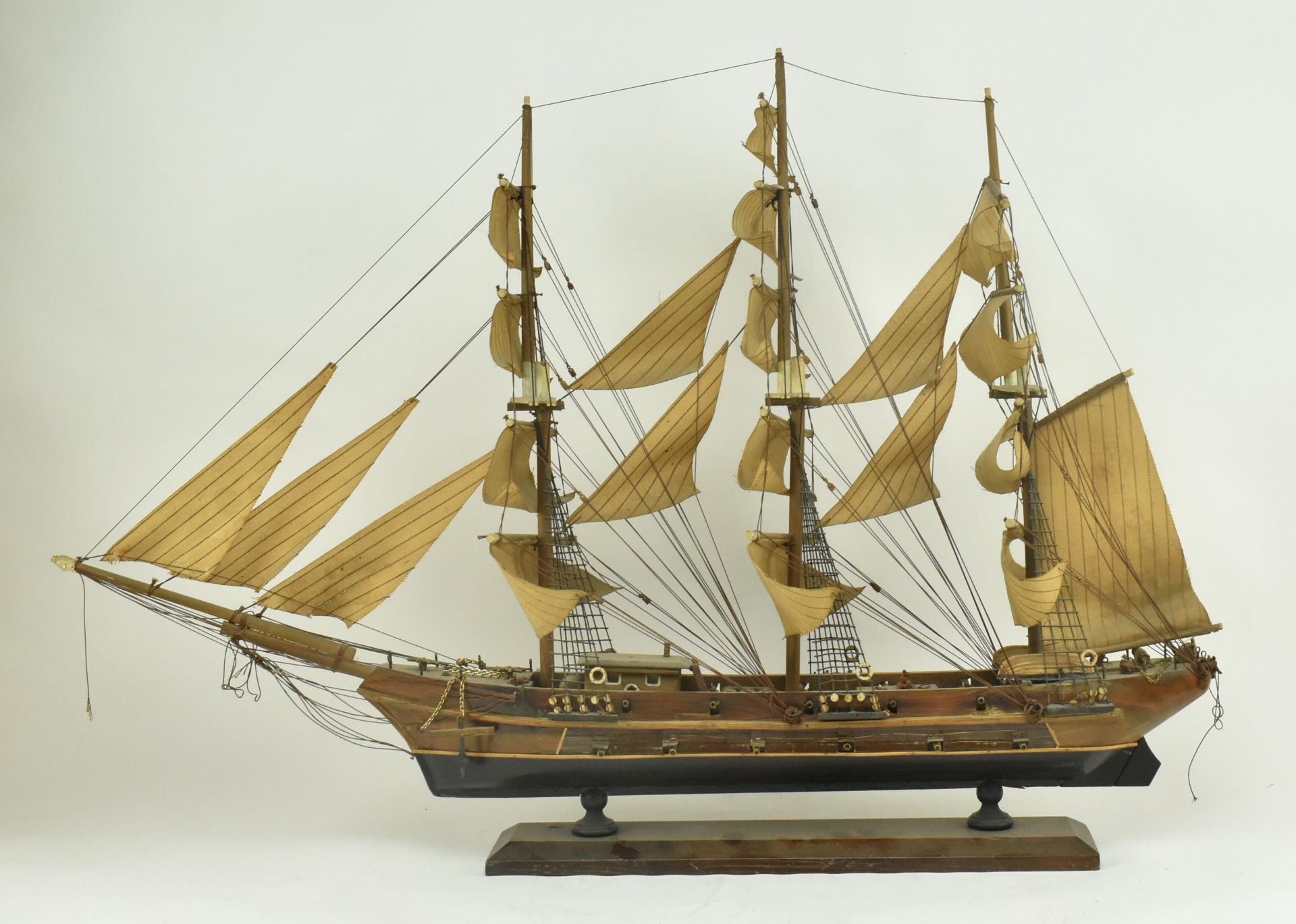 20TH CENTURY WOODEN MODEL SAILING SHIP, FRAGATA - Bild 2 aus 6