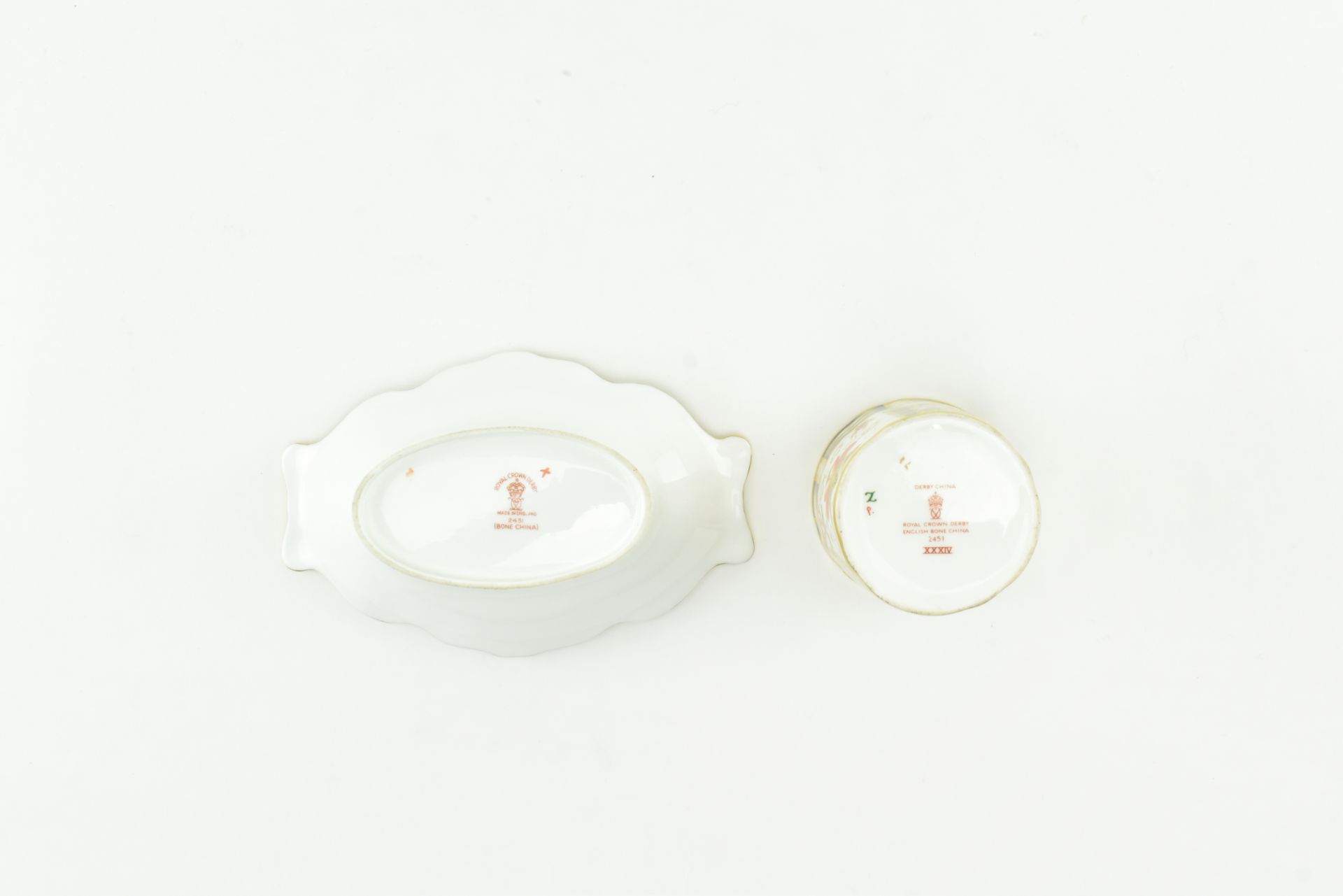 A COLLECTION OF FIVE ROYAL CROWN DERBY FINE BONE CHINA ITEMS - Image 7 of 11