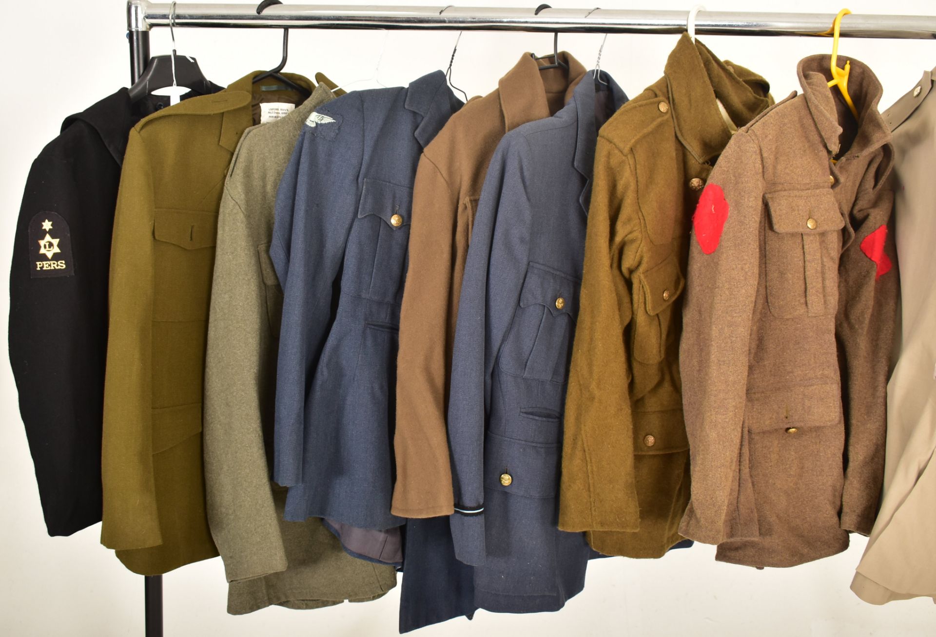 COLLECTION OF RE-ENACTMENT BRITISH MILITARY TAN & GREEN JACKETS - Bild 4 aus 6