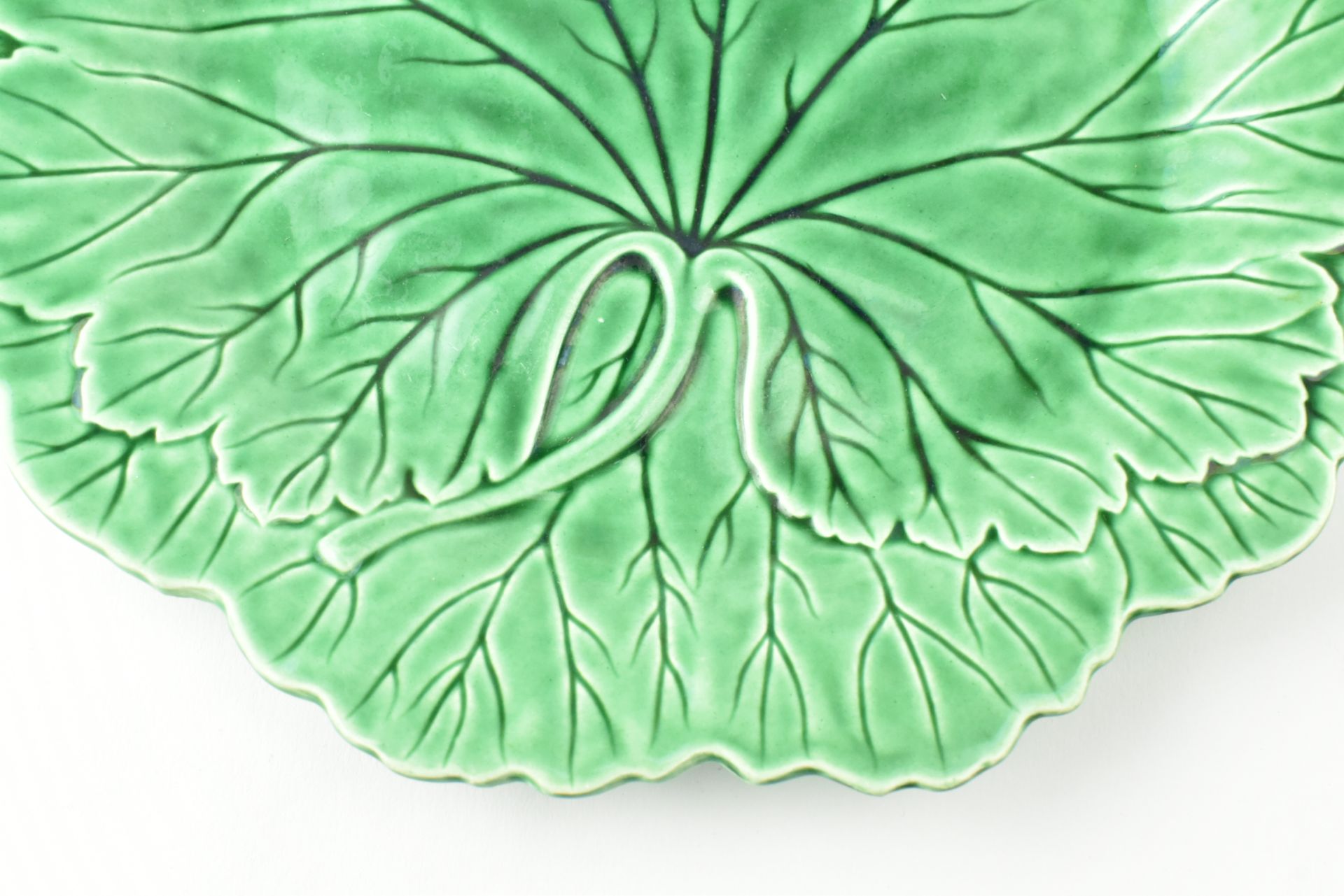 EIGHT VINTAGE WEDGWOOD GREEN LEAF MAJOLICA PLATES - Image 2 of 6