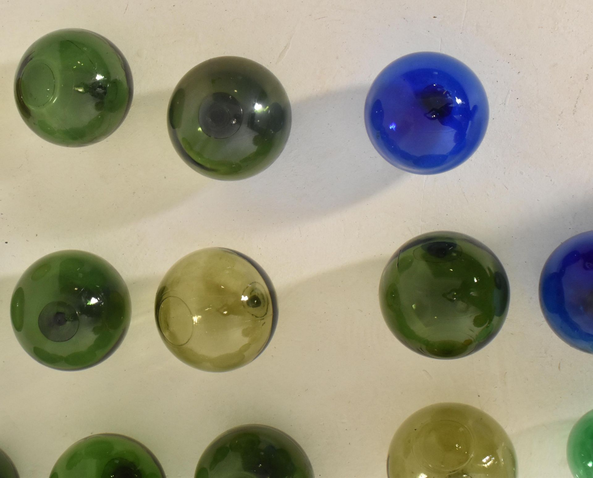 TWENTY-THREE HANDBLOWN GREEN & BLUE GLASS FISHING FLOATS - Bild 4 aus 5