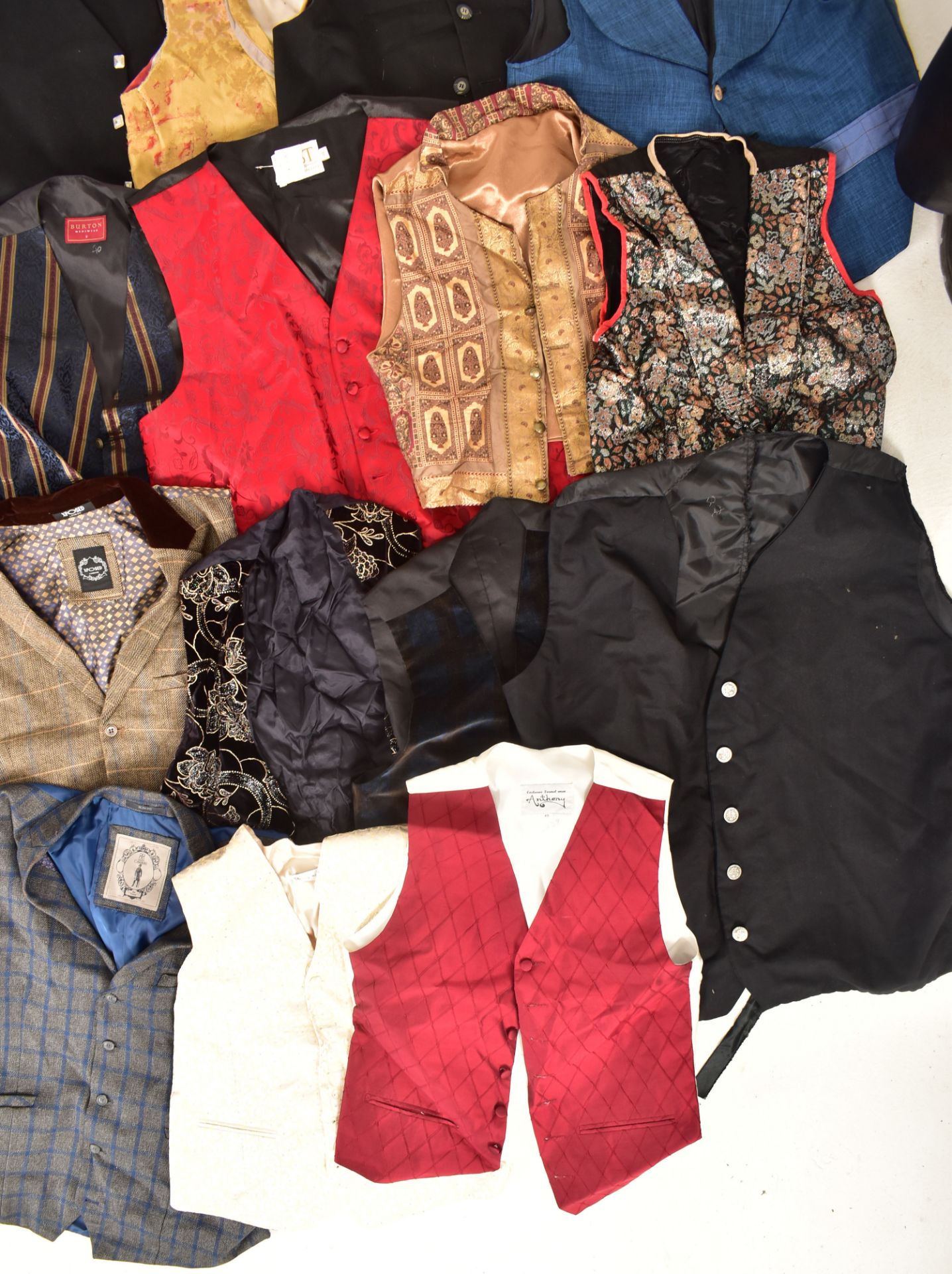 LARGE COLLECTION OF VINTAGE THEATRE & FANCY DRESS WAISTCOATS - Bild 5 aus 5