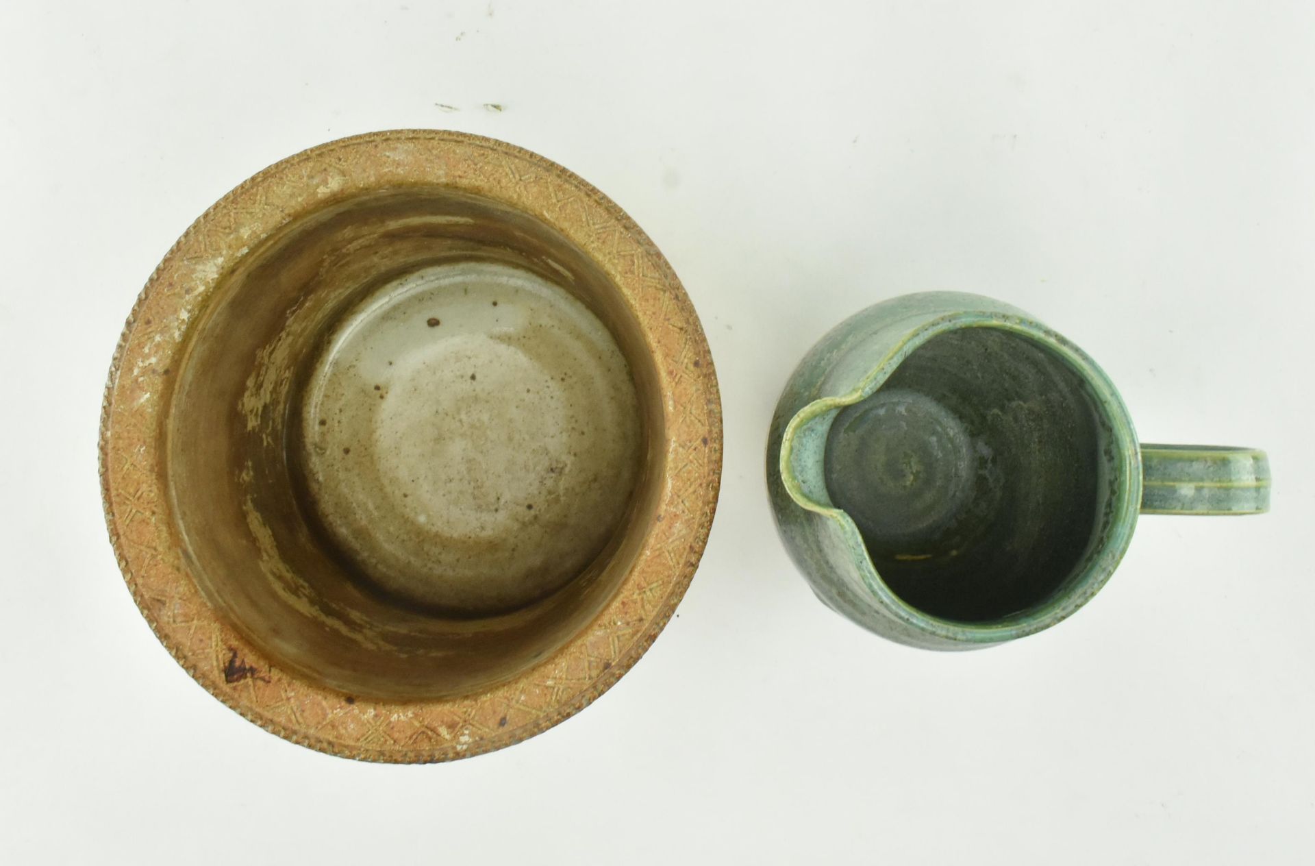 FOUR VINTAGE PIECES OF STUDIO POTTERY INCL. ULLRICH - Image 6 of 7