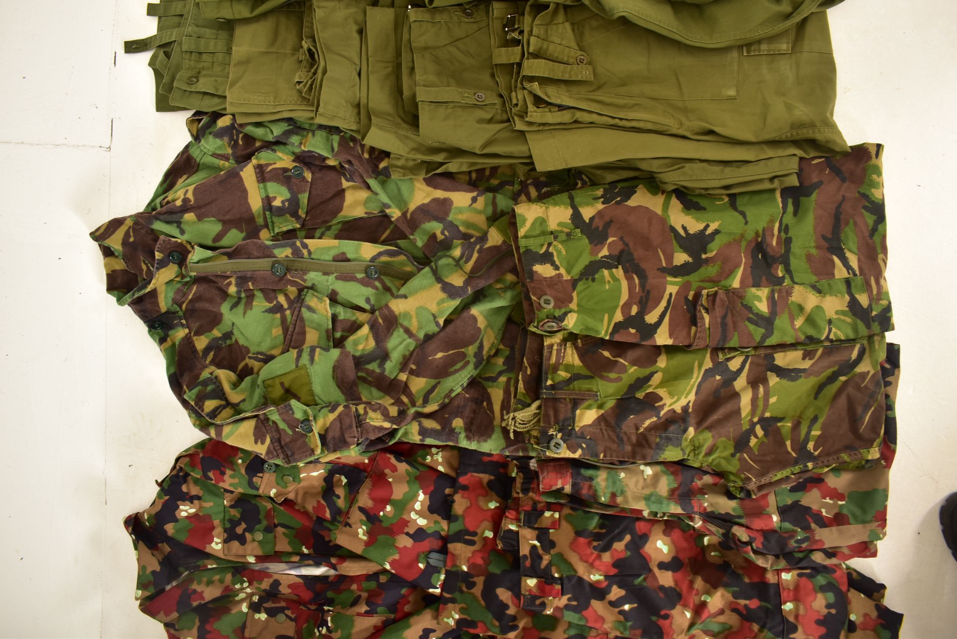 LARGE COLLECTION OF CAMOUFLAGE MILITARY / HUNTING UNIFORMS - Image 3 of 4