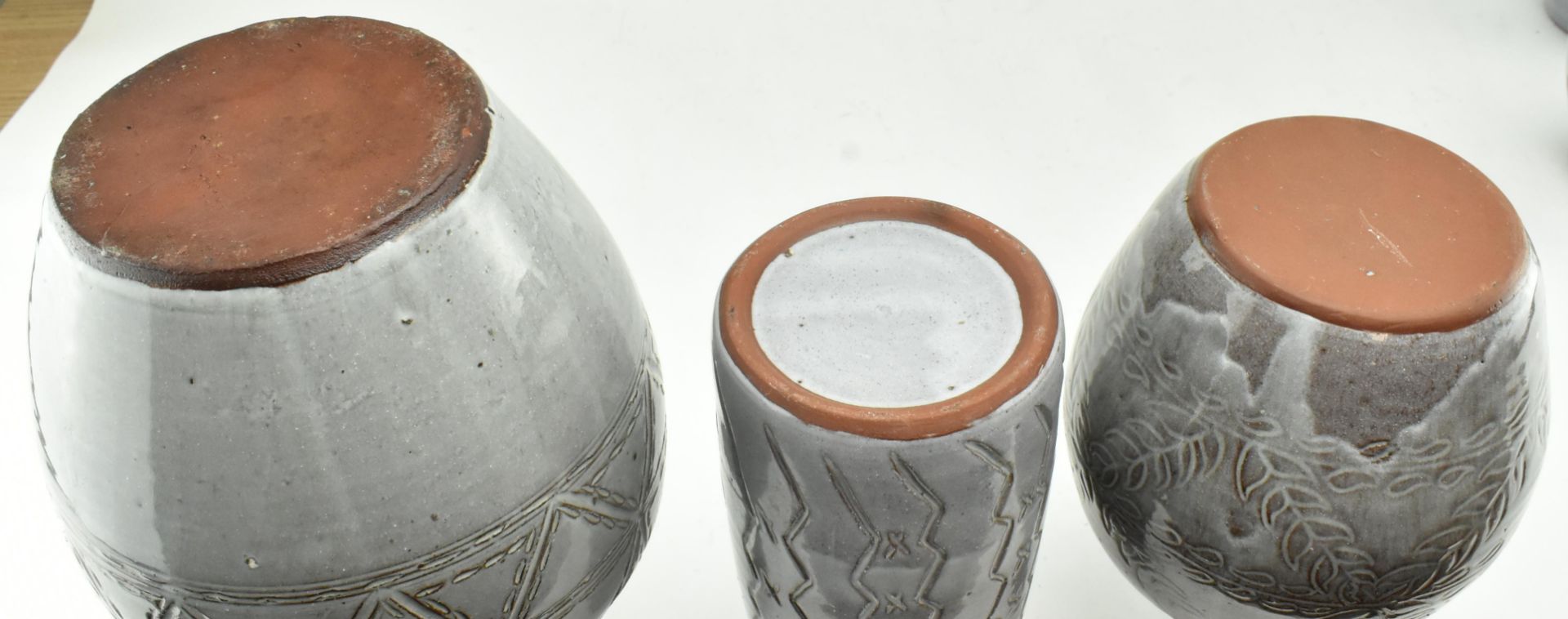 FIVE PIECES OF SLIPWARE STUDIO POTTERY IN GREY GLAZE - Image 6 of 8