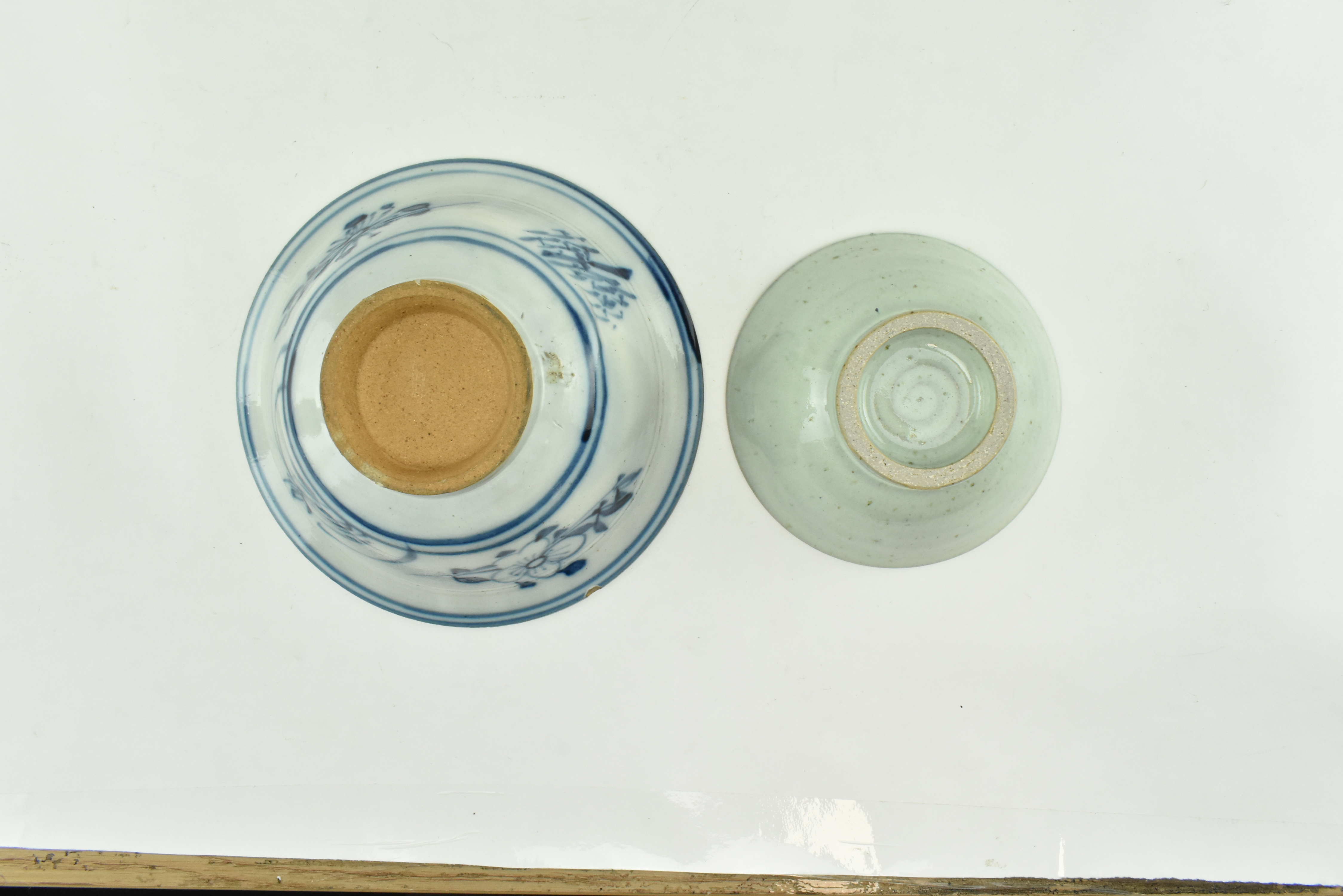 COLLECTION OF TWO CHINESE CERAMIC BOWLS AND A VASE - Image 8 of 9