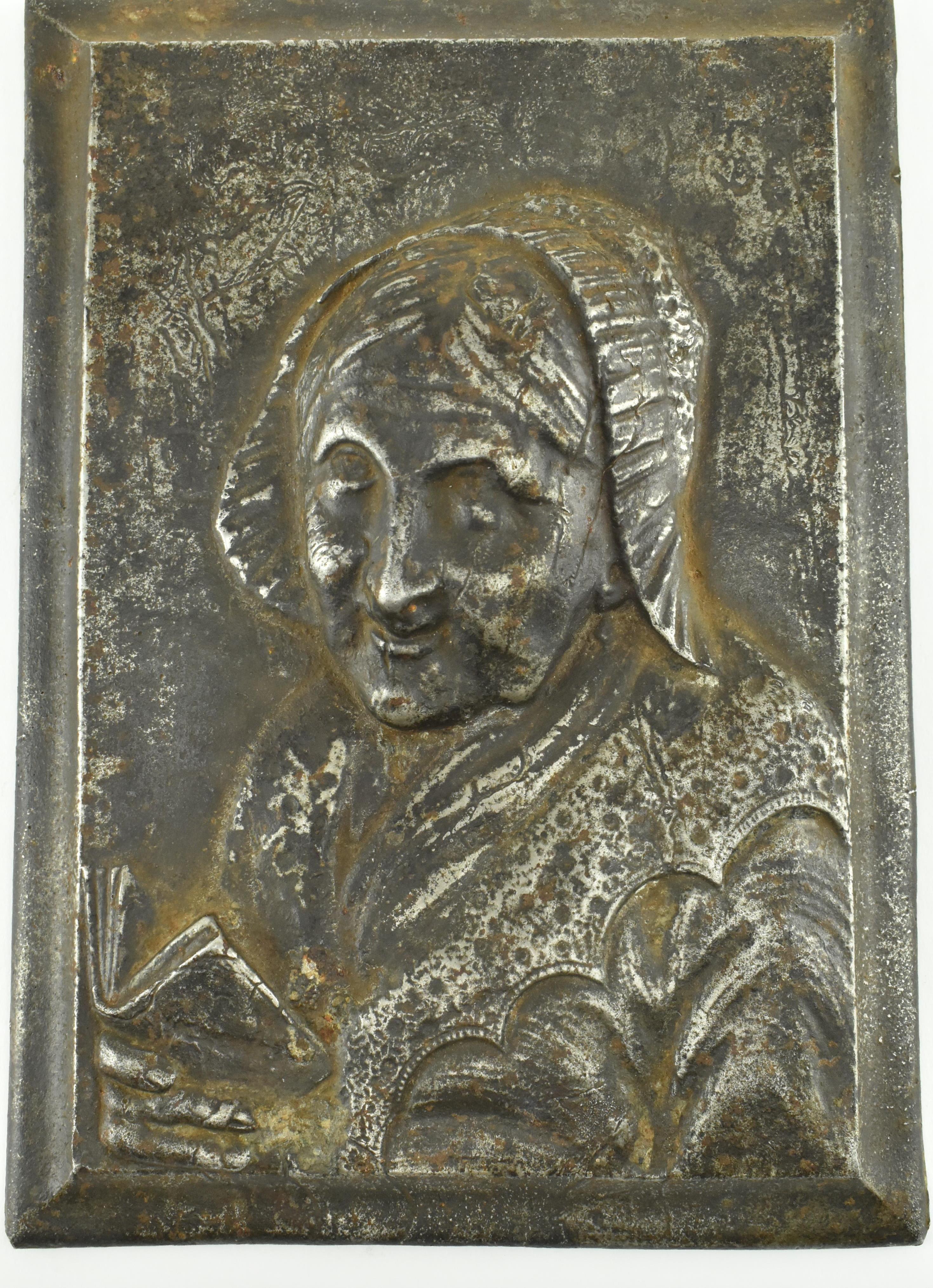 19TH CENTURY BRONZE PLAQUE OF A LADY HOLDING A BOOK - Image 2 of 4