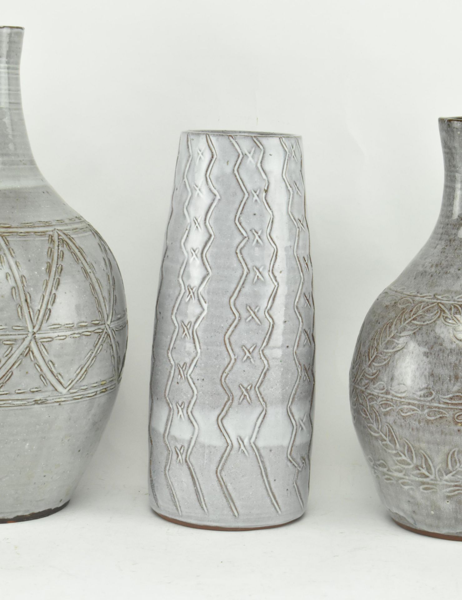 FIVE PIECES OF SLIPWARE STUDIO POTTERY IN GREY GLAZE - Image 3 of 8