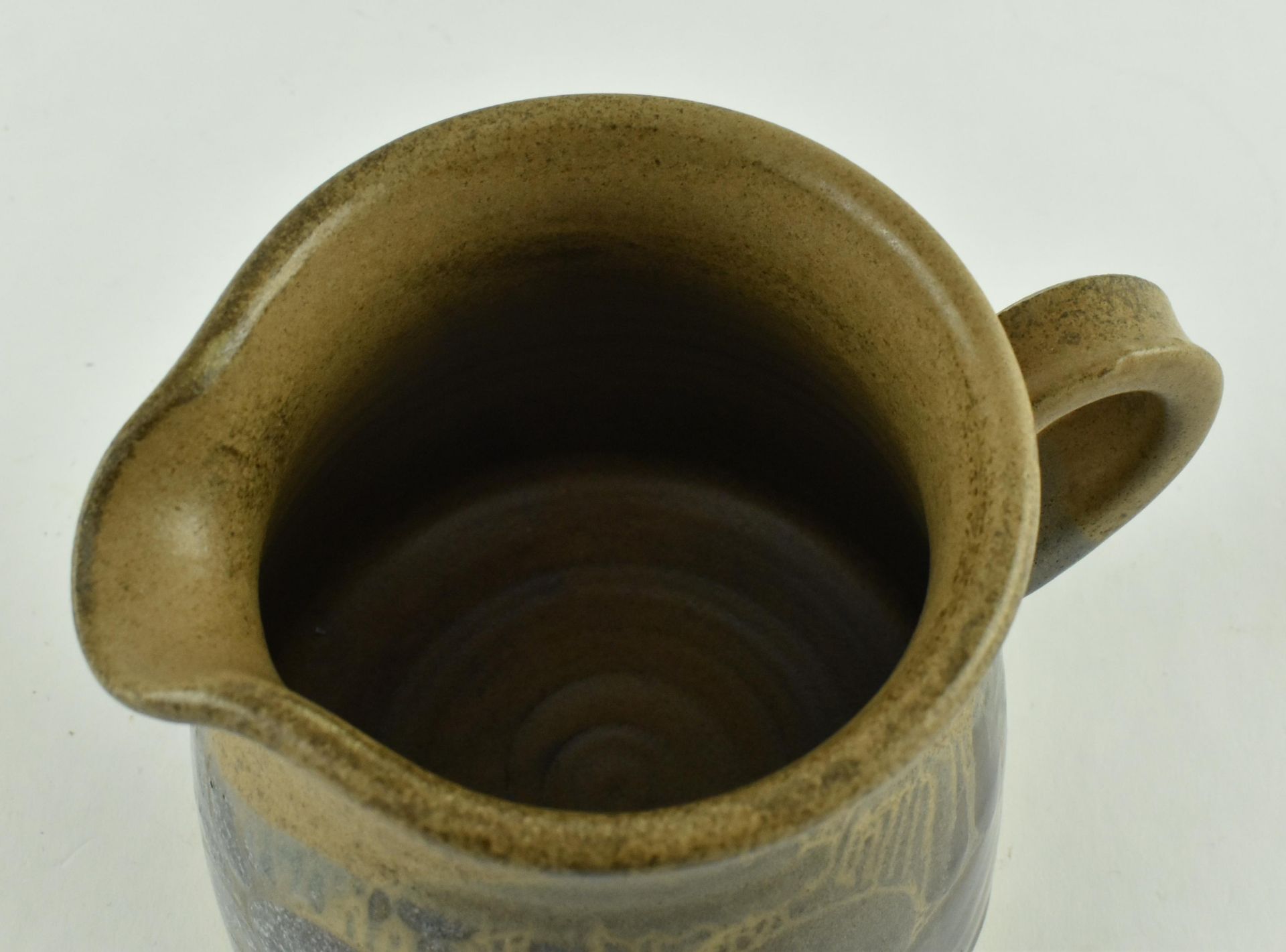 DIANA WORTHY FOR CRICH POTTERY - STUDIO POTTERY JUG - Image 4 of 5