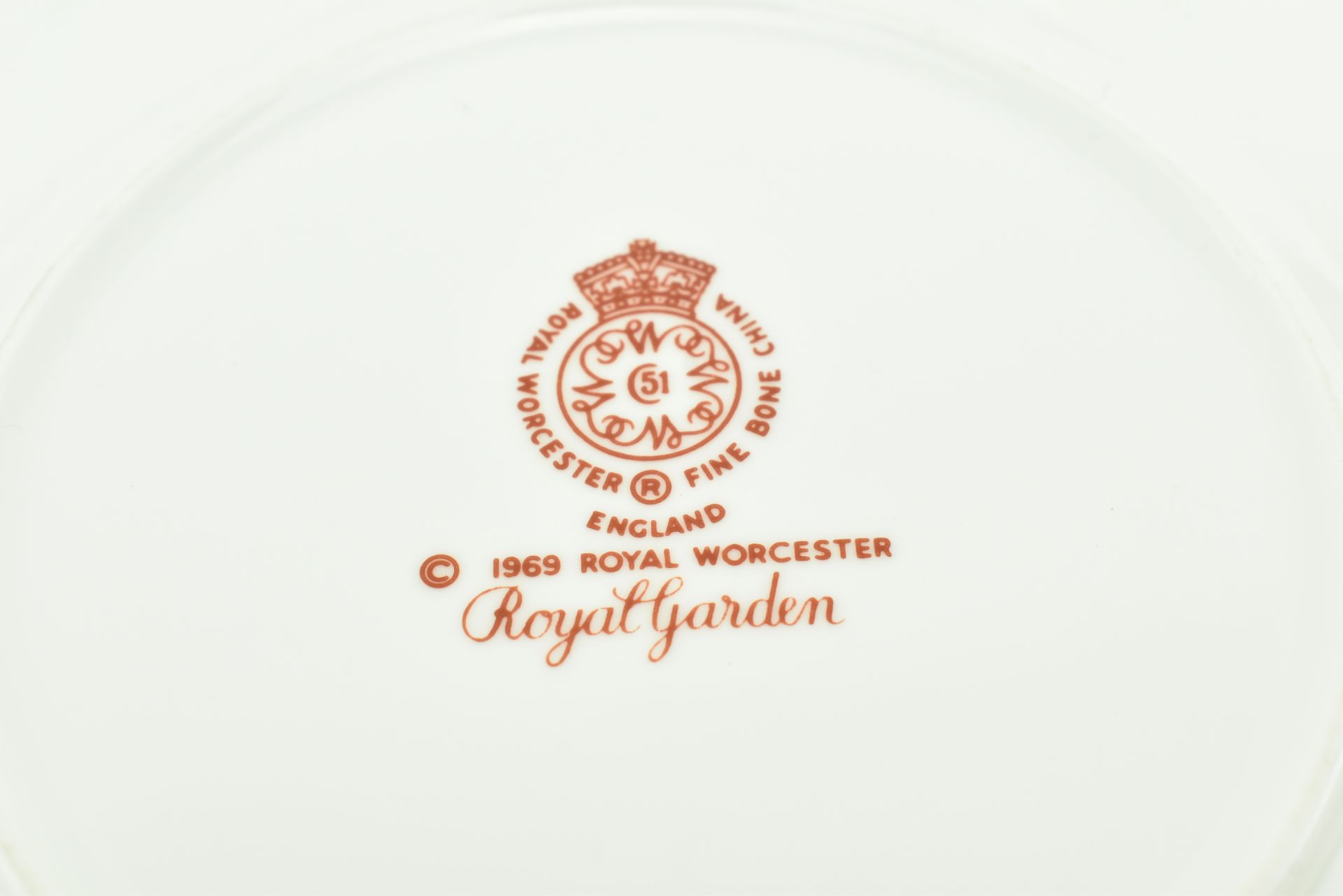 ROYAL WORCESTER - VINTAGE ROYAL GARDEN TEA SERVICE - Image 7 of 10