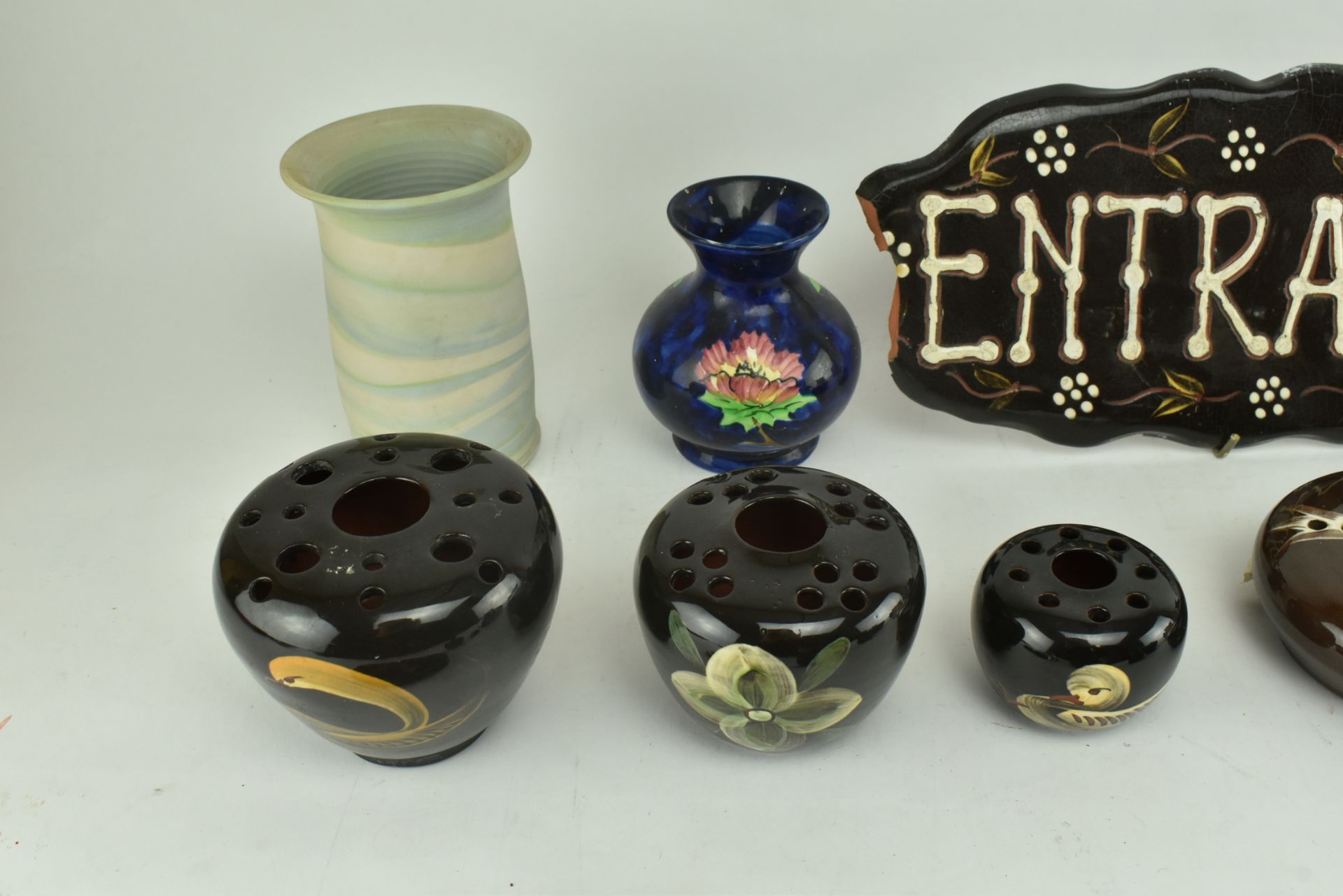 GROUP OF SEVENTEEN PIECES OF YEO STUDIO POTTERY - Image 5 of 8