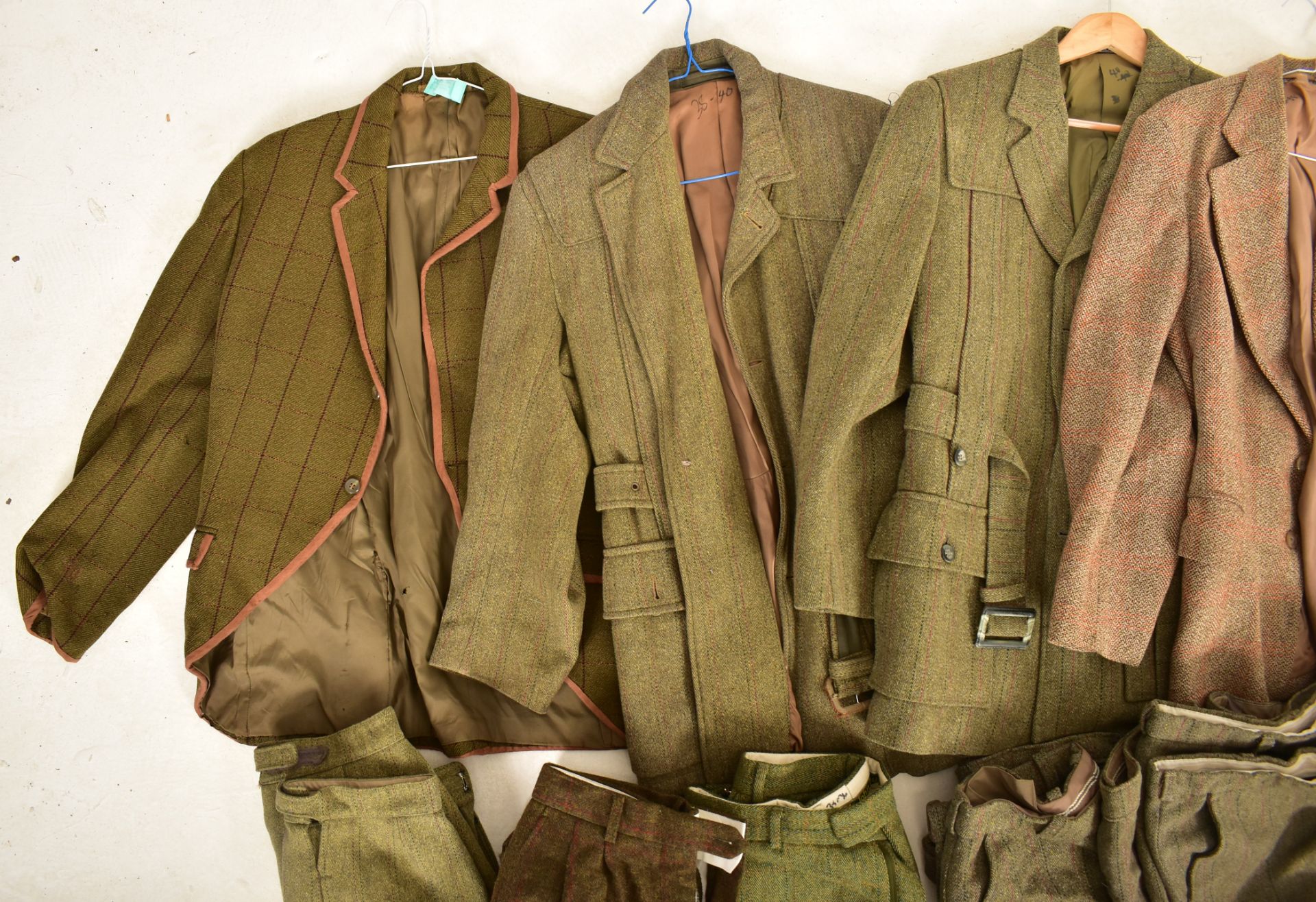 LARGE COLLECTION OF VINTAGE THEATRE TWEED WOOL SUITS - Bild 2 aus 4