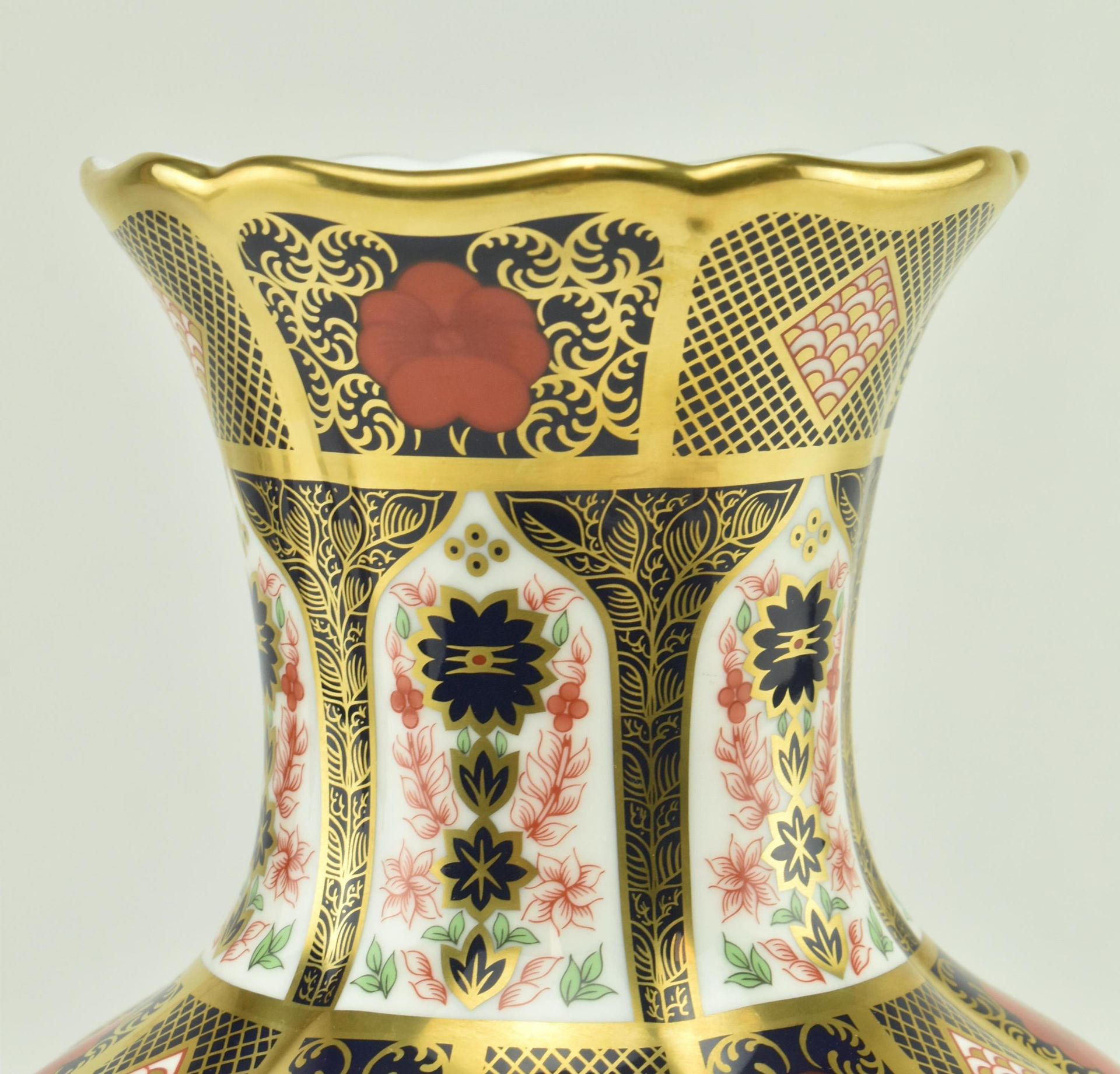 CONTEMPORARY ROYAL CROWN DERBY OLD IMARI POPPY VASE - Image 4 of 6