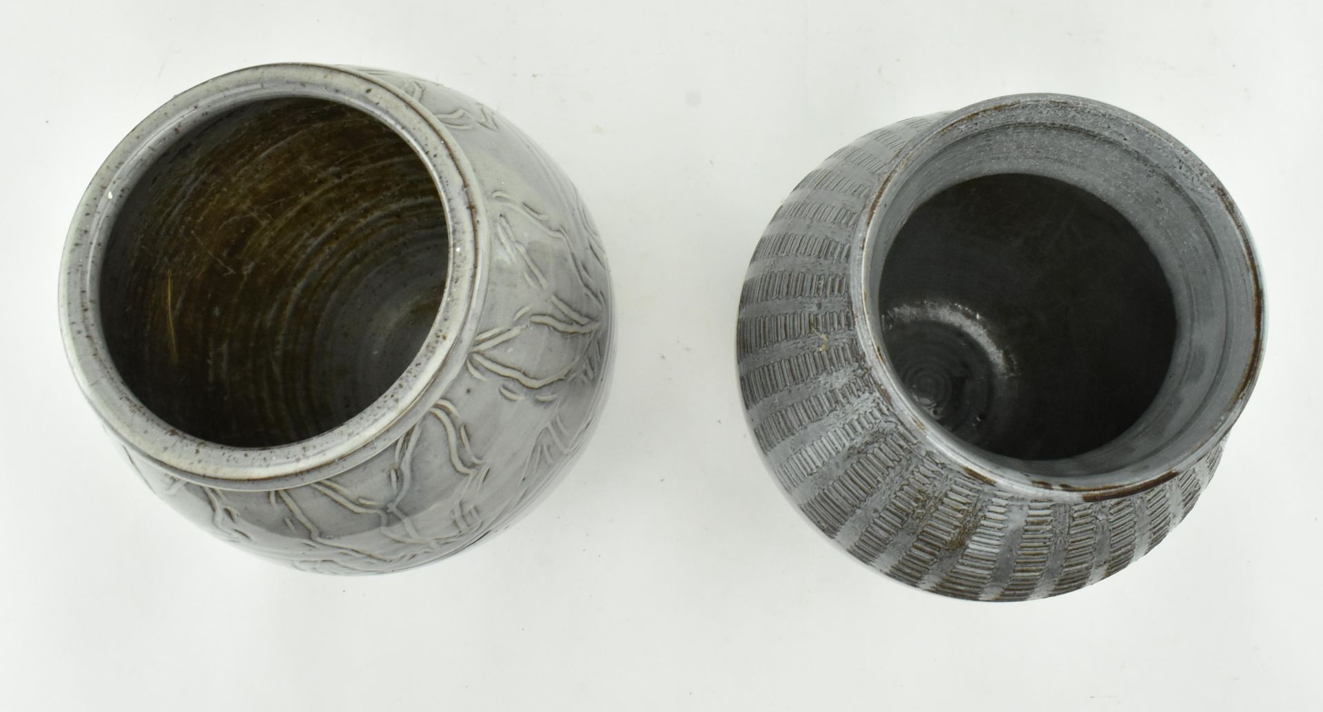 FIVE PIECES OF SLIPWARE STUDIO POTTERY IN GREY GLAZE - Image 7 of 8