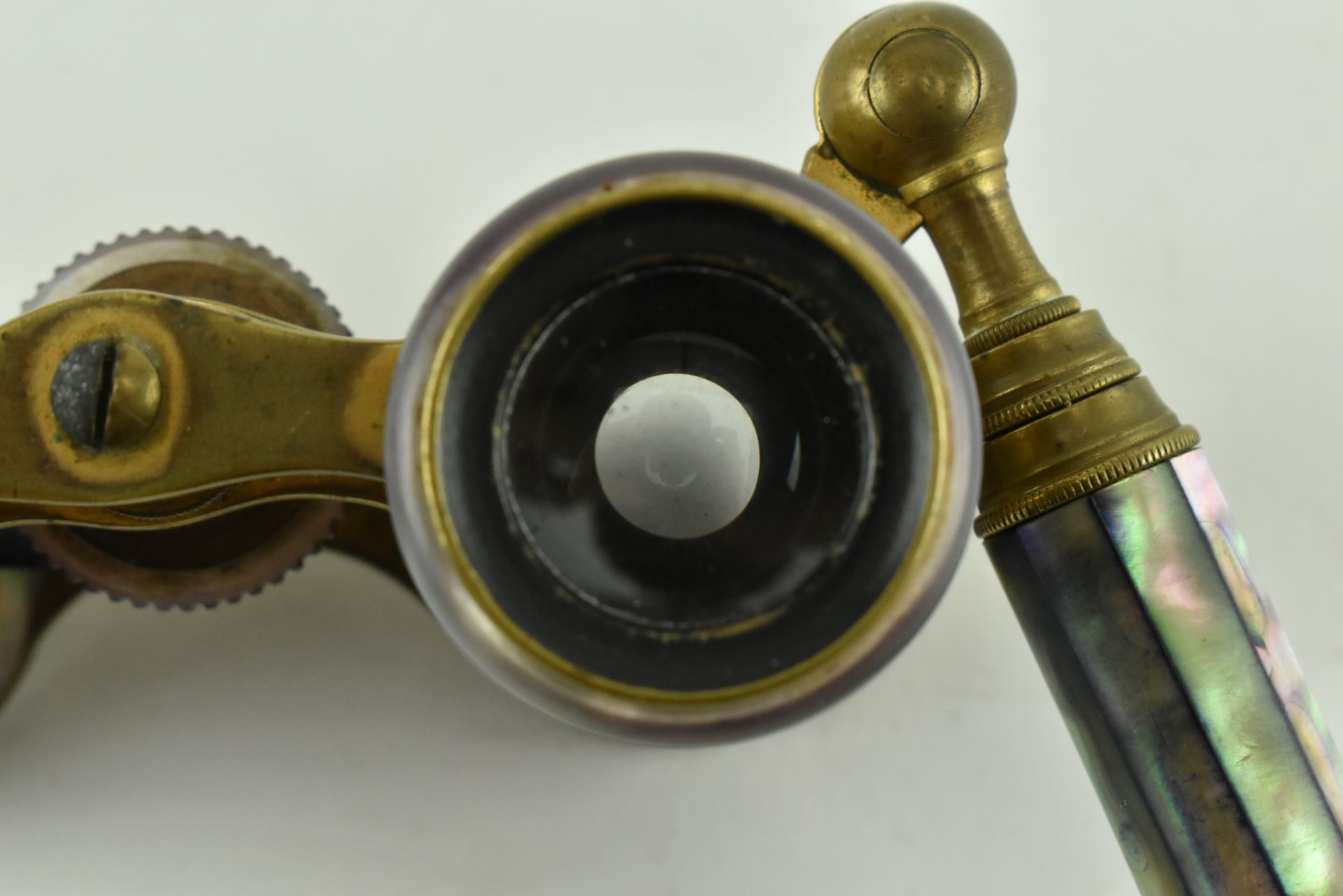 LATE 19TH CENTURY ABALONE AND BRASS PAIR OF OPERA GLASSES - Bild 4 aus 4