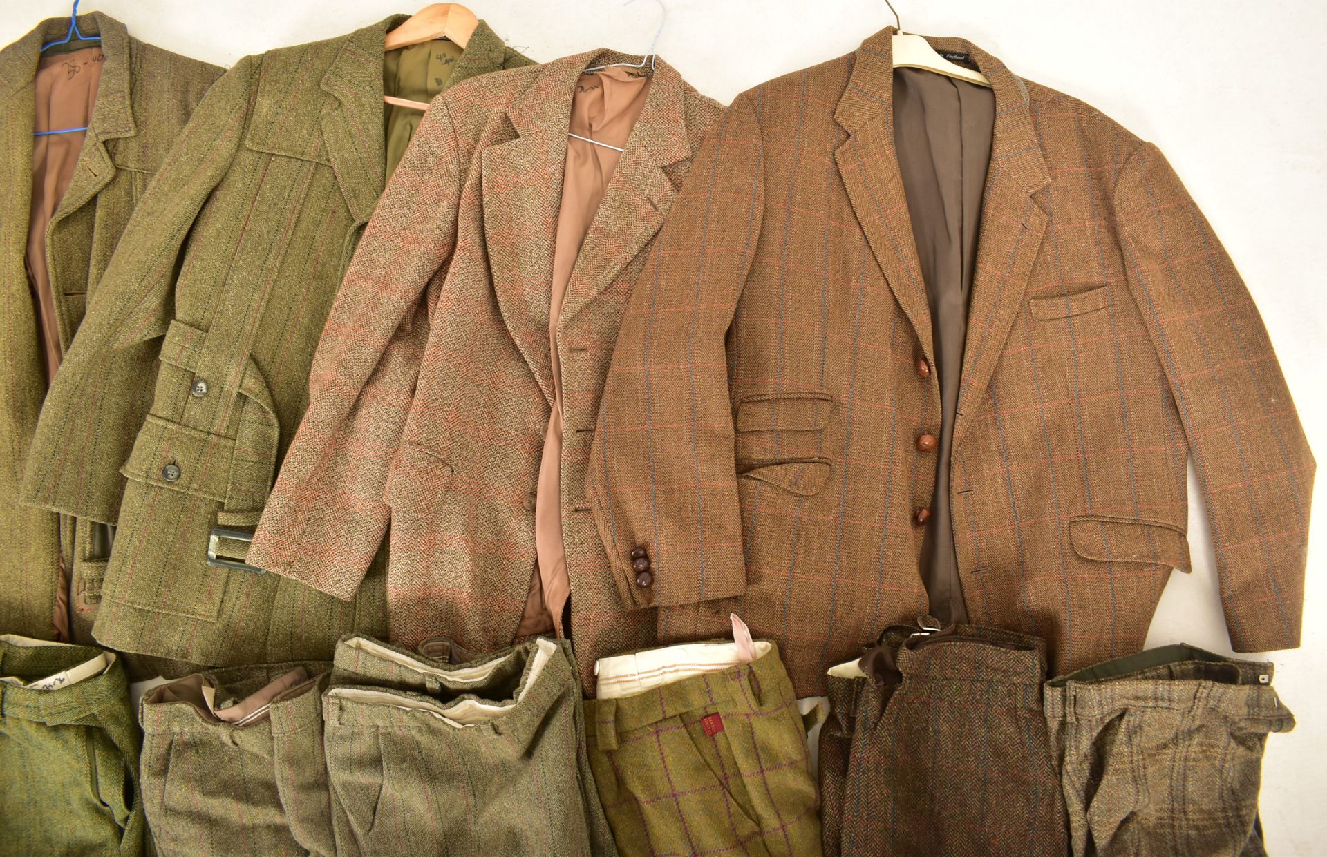 LARGE COLLECTION OF VINTAGE THEATRE TWEED WOOL SUITS - Image 3 of 4