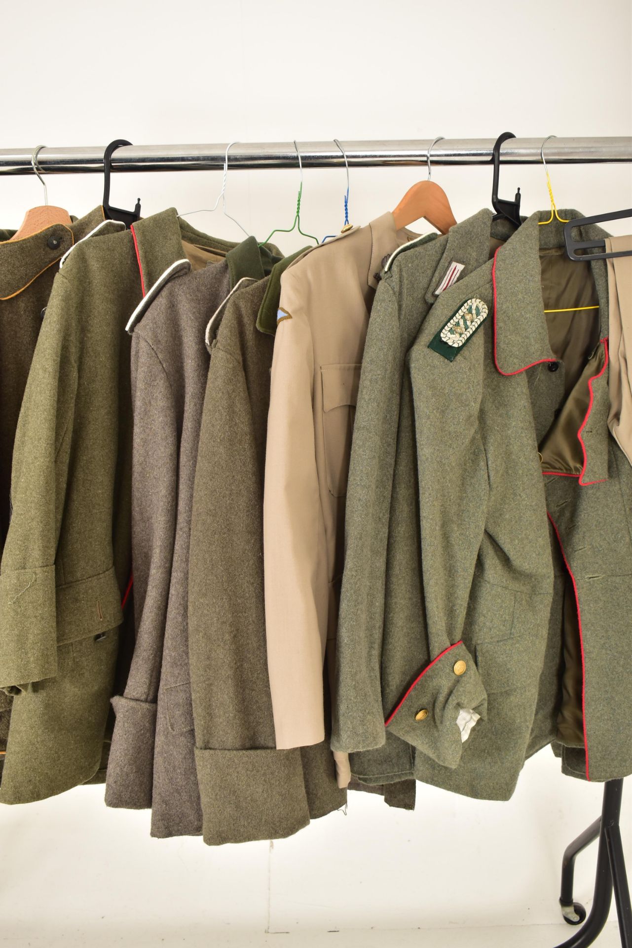 COLLECTION OF ASSORTED MILITARY UNIFORM JACKTES - Bild 4 aus 6