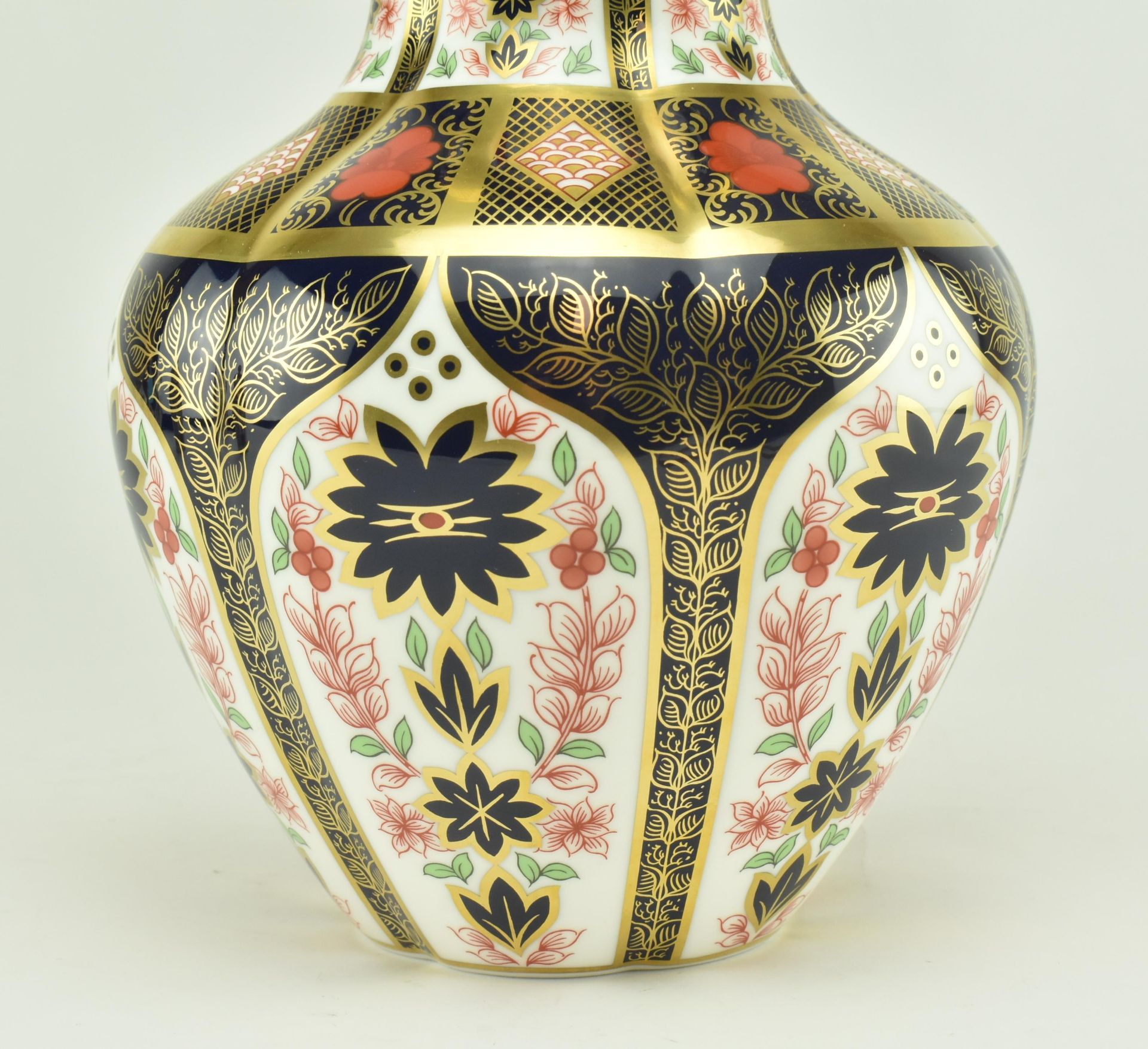 CONTEMPORARY ROYAL CROWN DERBY OLD IMARI POPPY VASE - Image 5 of 6